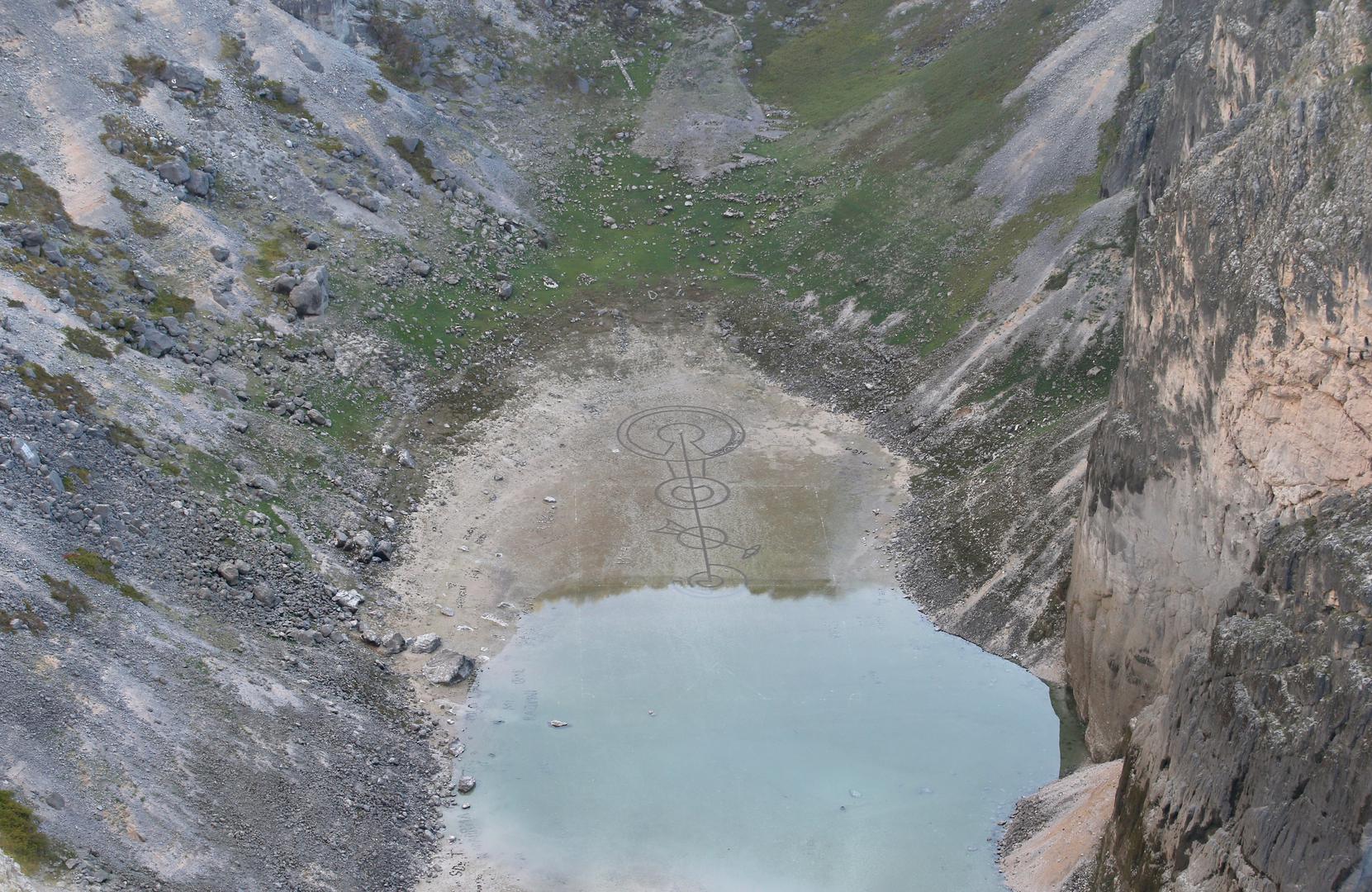 20.10.2020., Imotski - Modro jezero svoljom ljepotom i zanimljivostima mami uzdahe posjetitelja. Najnovija zanimljivost prije nego dno jezera prekrije voda koja polako navire su ocrtani krugovi. Photo: Ivo Cagalj/PIXSELL