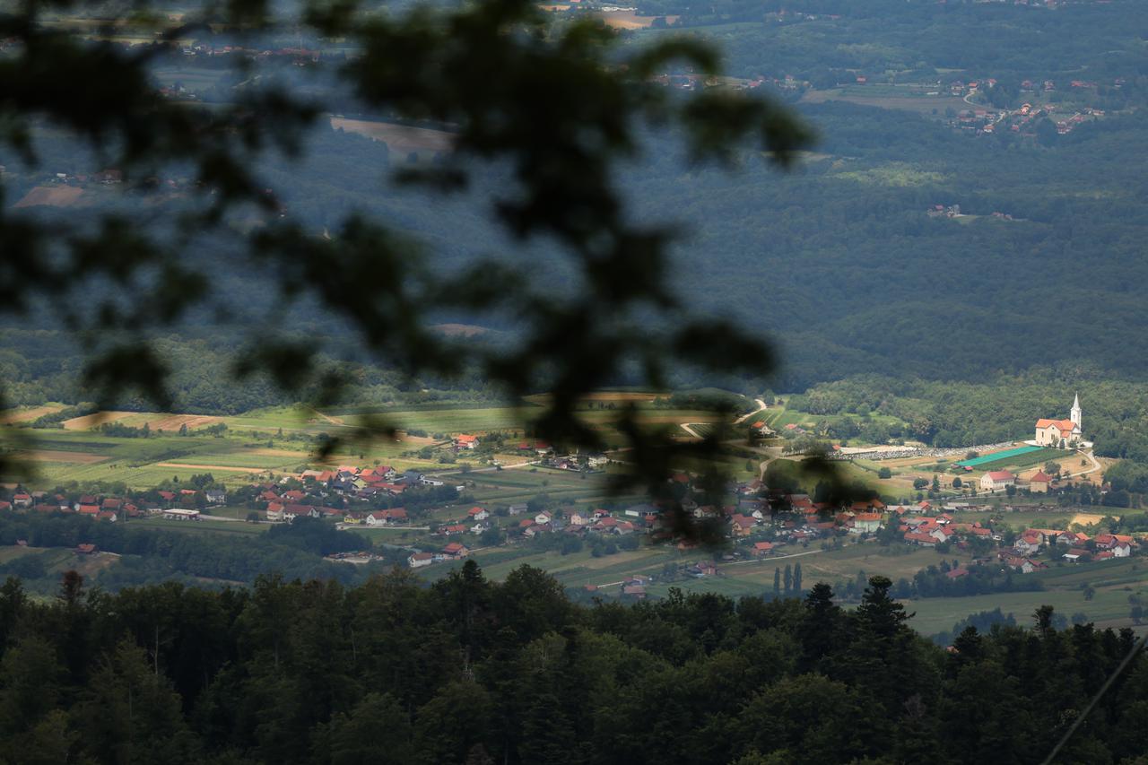Zagreb: Panoramski pogled na Hrvatsko zagorje sa Sljemena