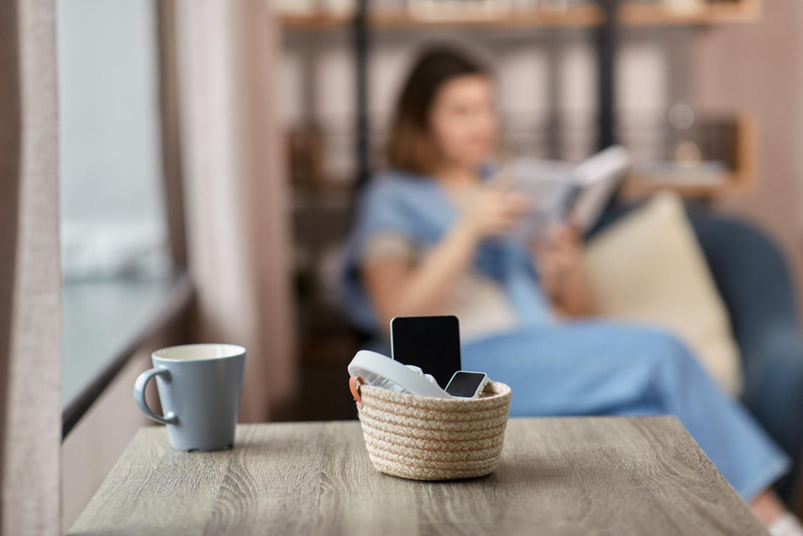 6. Ne treba im stalna stimulacija: Pametni ljudi ne osjećaju potrebu da svaki slobodan trenutak ispune gledanjem u ekran, provjeravanjem mobitela ili nekim drugim sadržajem. Znaju odvojiti vrijeme bez ekrana, primjerice za čitanje knjige, šetnju ili jednostavno odmor u tišini. Kada nisu stalno izloženi novim informacijama i sadržajima, lakše mogu zadržati koncentraciju i posvetiti se onome što rade.
