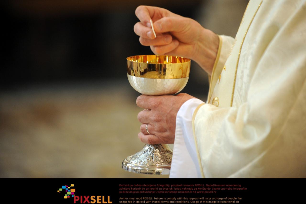 Djeca primaju sakrament prve pricesti na Knezij (1)