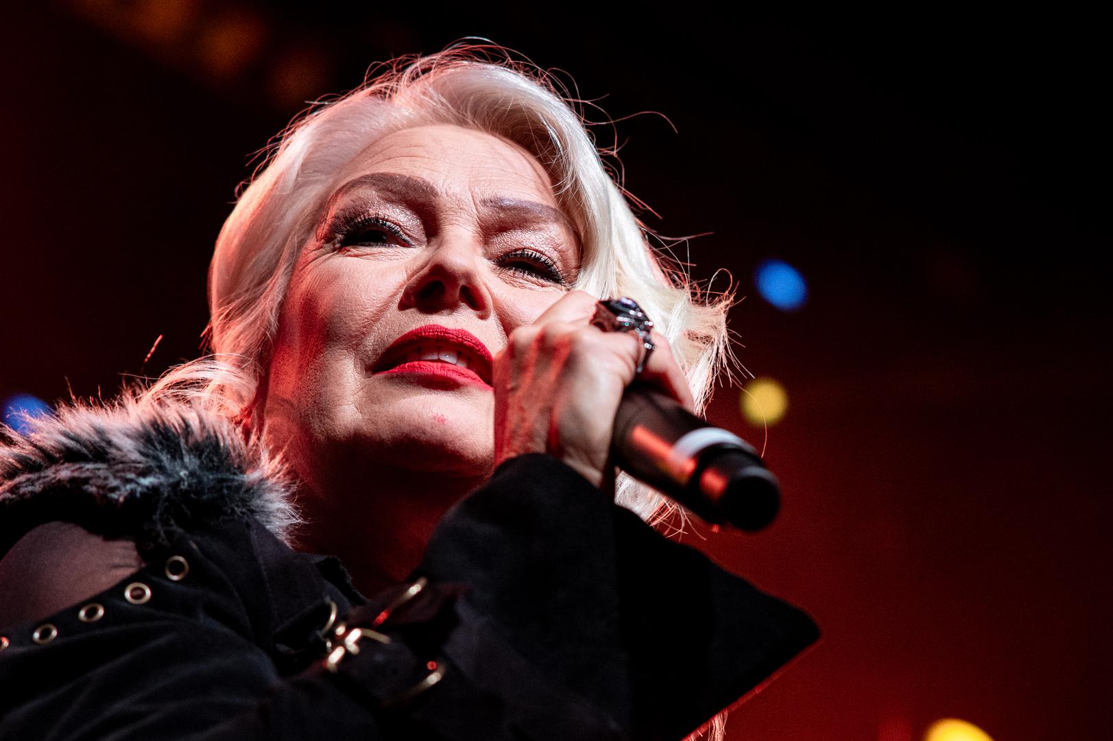 Legendarna britanska pop ikona Kim Wilde sinoć je u rasprodanoj Tvornica kulture priredila večer nostalgije, emocija i bezvremenskih hitova koja je publiku vratila ravno u zlatno doba osamdesetih.