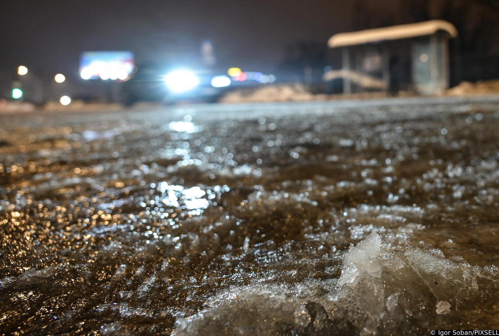 Građani su pozvani na oprez, osobito u večernjim satima, jer su kolnici i nogostupi mjestimice bili vrlo skliski.