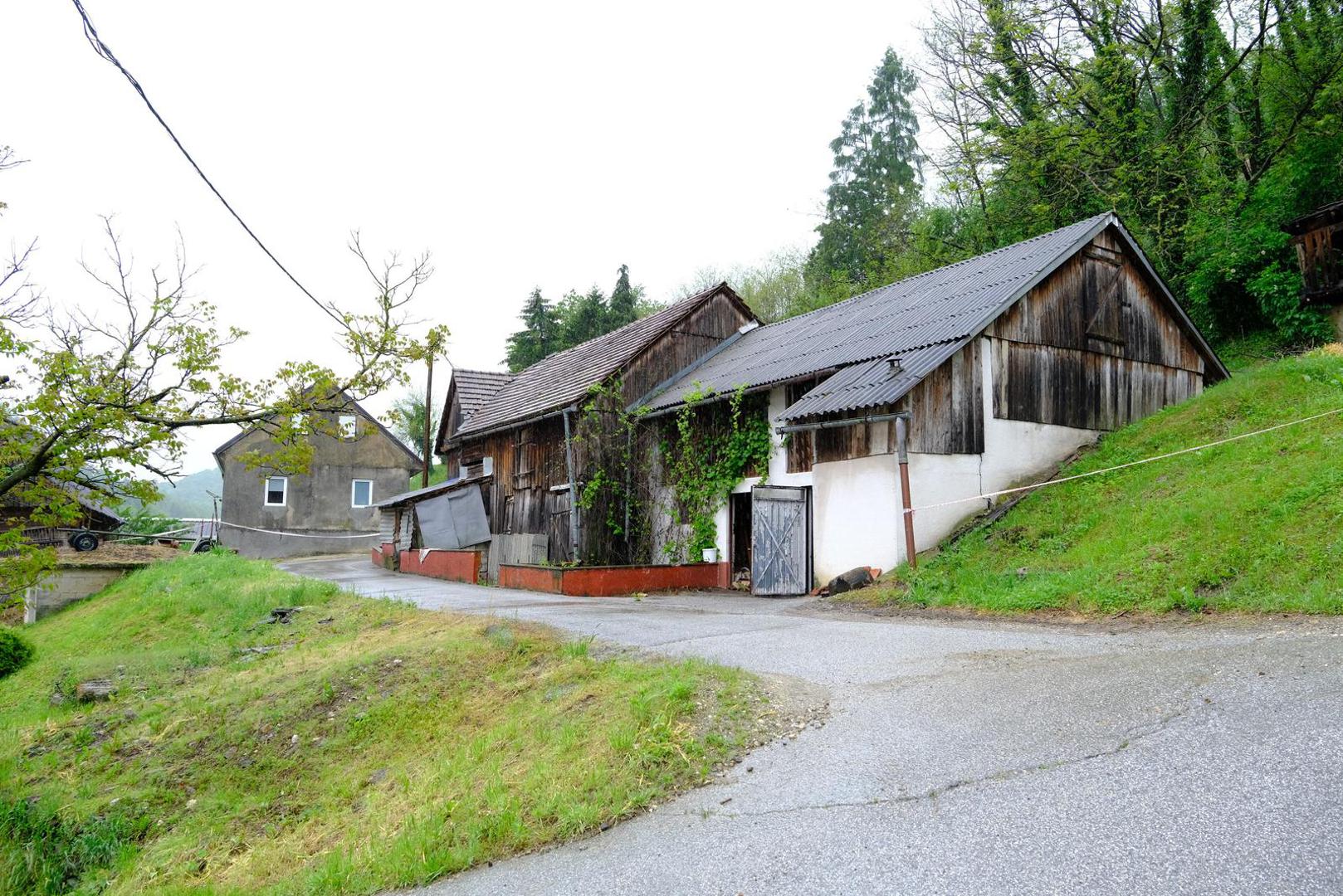 17.05.2023., Donje Jesenje - U mjestu Donje Jesenje otvorilo se kliziste koje prijeti nekolicini kuca koje su evakuirane. Photo: Slaven Branislav Babic/PIXSELL