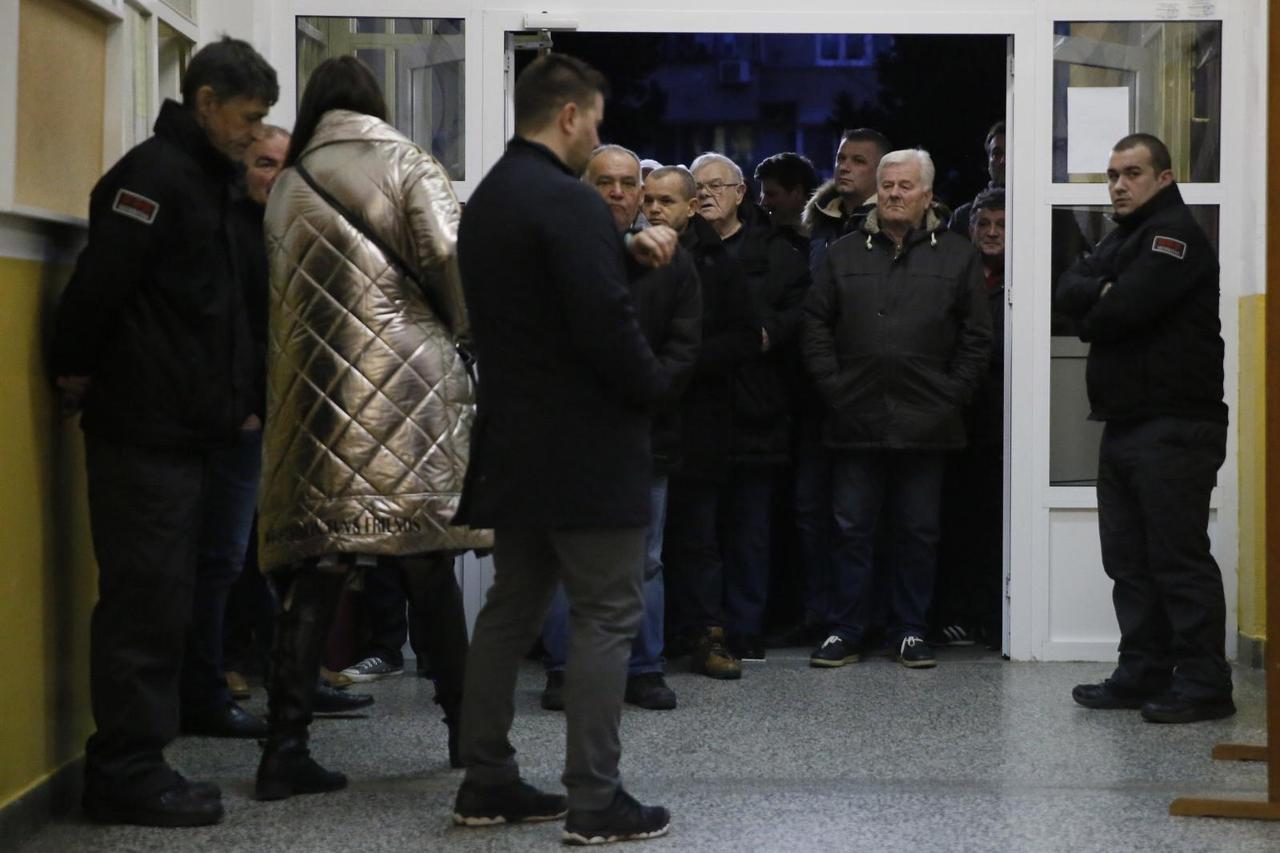 Velik broj glasača okupio se na biračkom mjestu u Mostaru