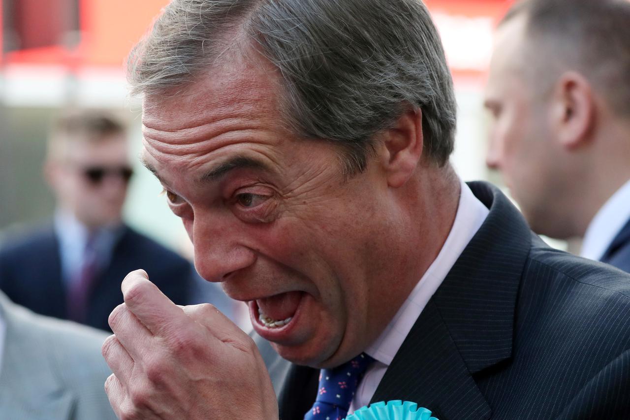 Nigel Farage pogođen milkshakeom