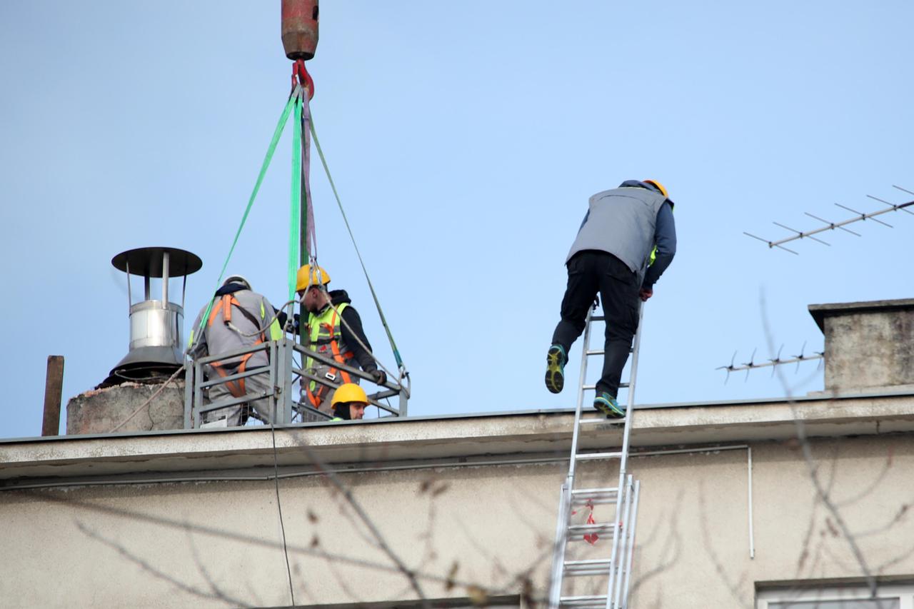 Zagreb: Radnici uklanjaju dimnjak oštećen u potresu uz pomoć krana