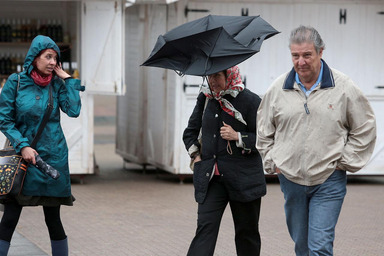 22.05.2015., Zagreb -Jak vjetar koji je danas poceo puhati dodatno je pokvario vrijeme u Zagrebu i natjerao prolaznike da se bore sa svojim kisobrnaima. Photo: Patrik Macek/PIXSELL