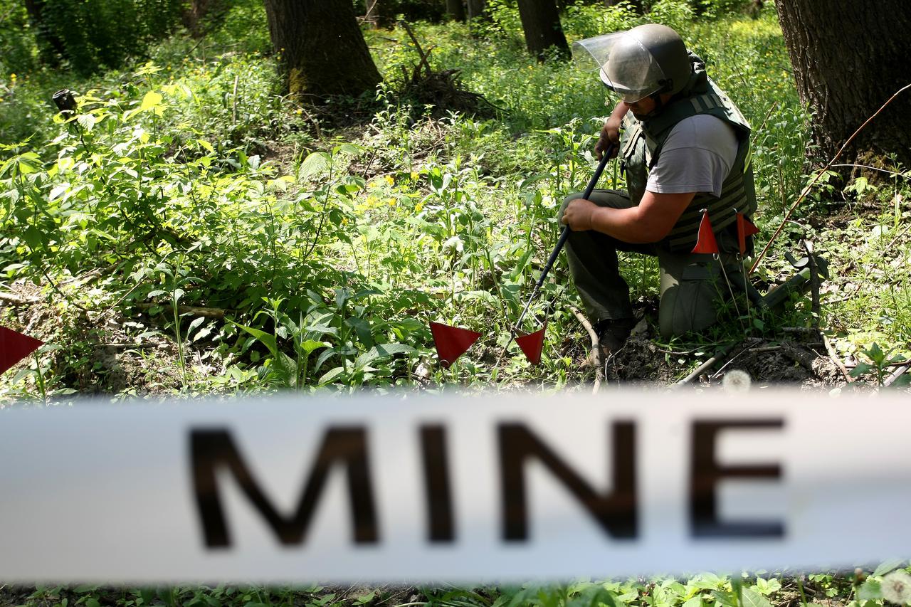 02.05.2012.,Osijek - Pirotehnicari zapocinju unistavanje preko 1000 mina i eksplozivnih sredstava pronadjenih u okolici Osijeka, a pretpostavlja se da je na tom dijelu jedno od najvecih minskih polja u Hrvatskoj, Photo: Davor Javorovic/PIXSELL