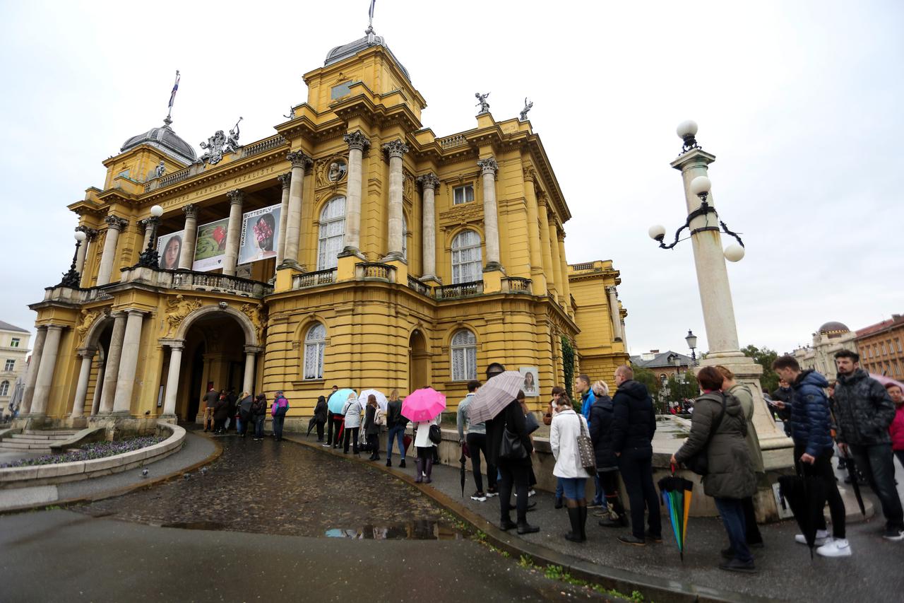 I ove godine, unatoč kiši, ispred zagrebačkog HNK građani čekaju u redu za karte za balet "Orašar"