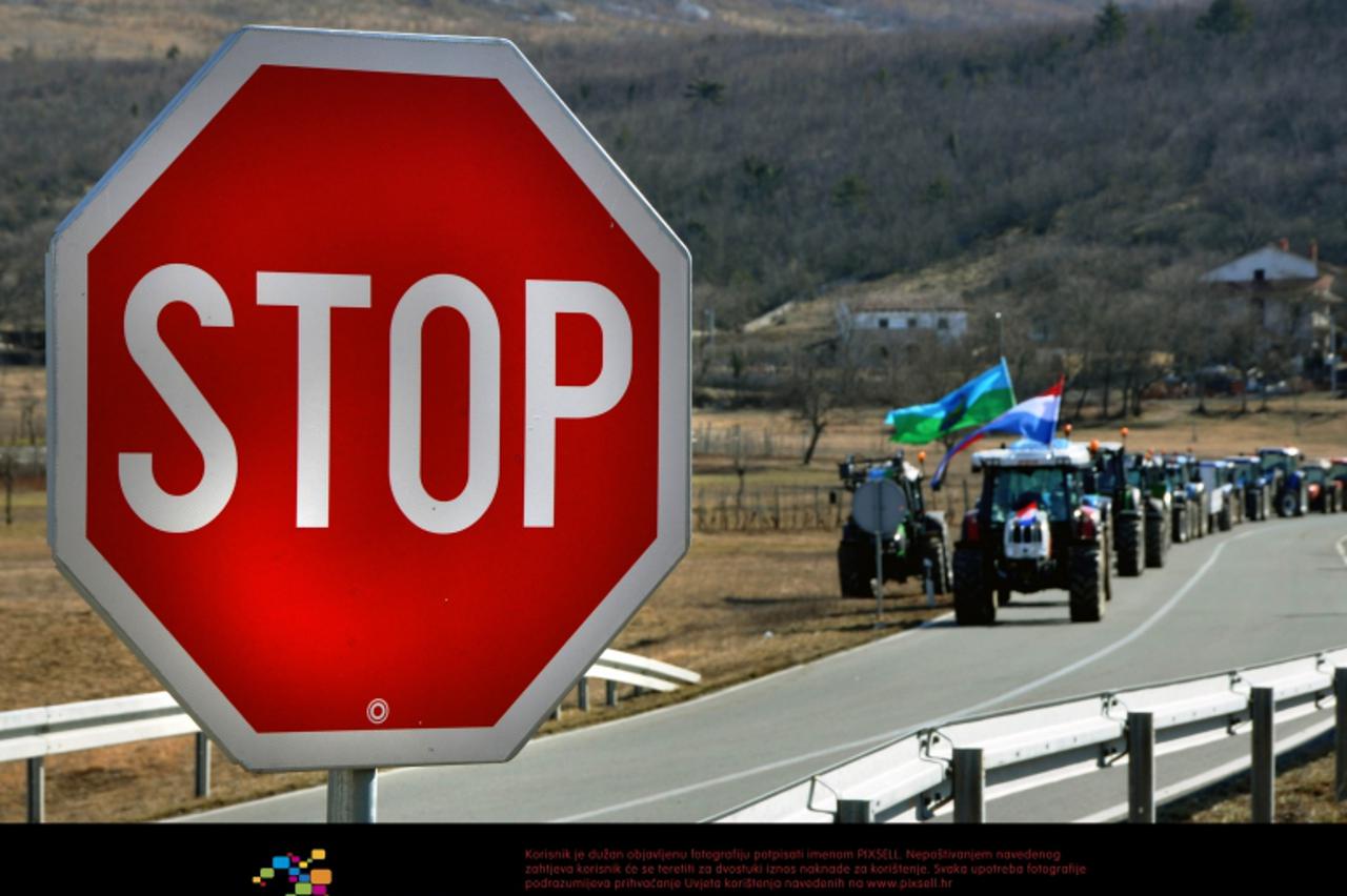 \'23.02.2012., Boljunsko polje -Istarski mljekari organizirano cijelu noc i danas ujutro cekju na lokaciji Boljunsko polje naredbu iz Zagreba za blokadu tunela Ucka.  Photo: Dusko Marusic/PIXSELL\'