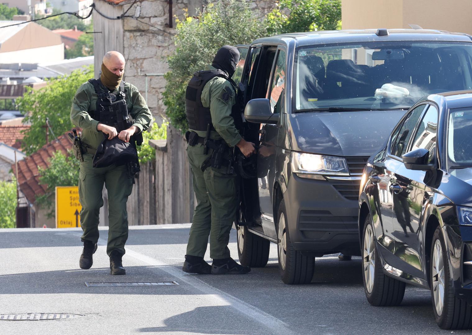 Na tereni su i pripadnici specijalne policije. 