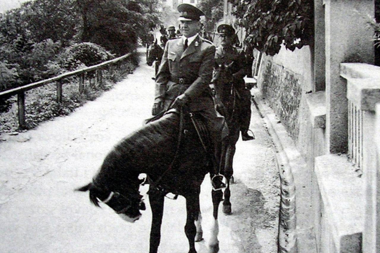 'unutarnja.....zagreb.....poglavnik ndh dr. ante pavelic na konju u drustvu zagrebackoga gradskog poglavara ivana wernera.....9.3.2009.'