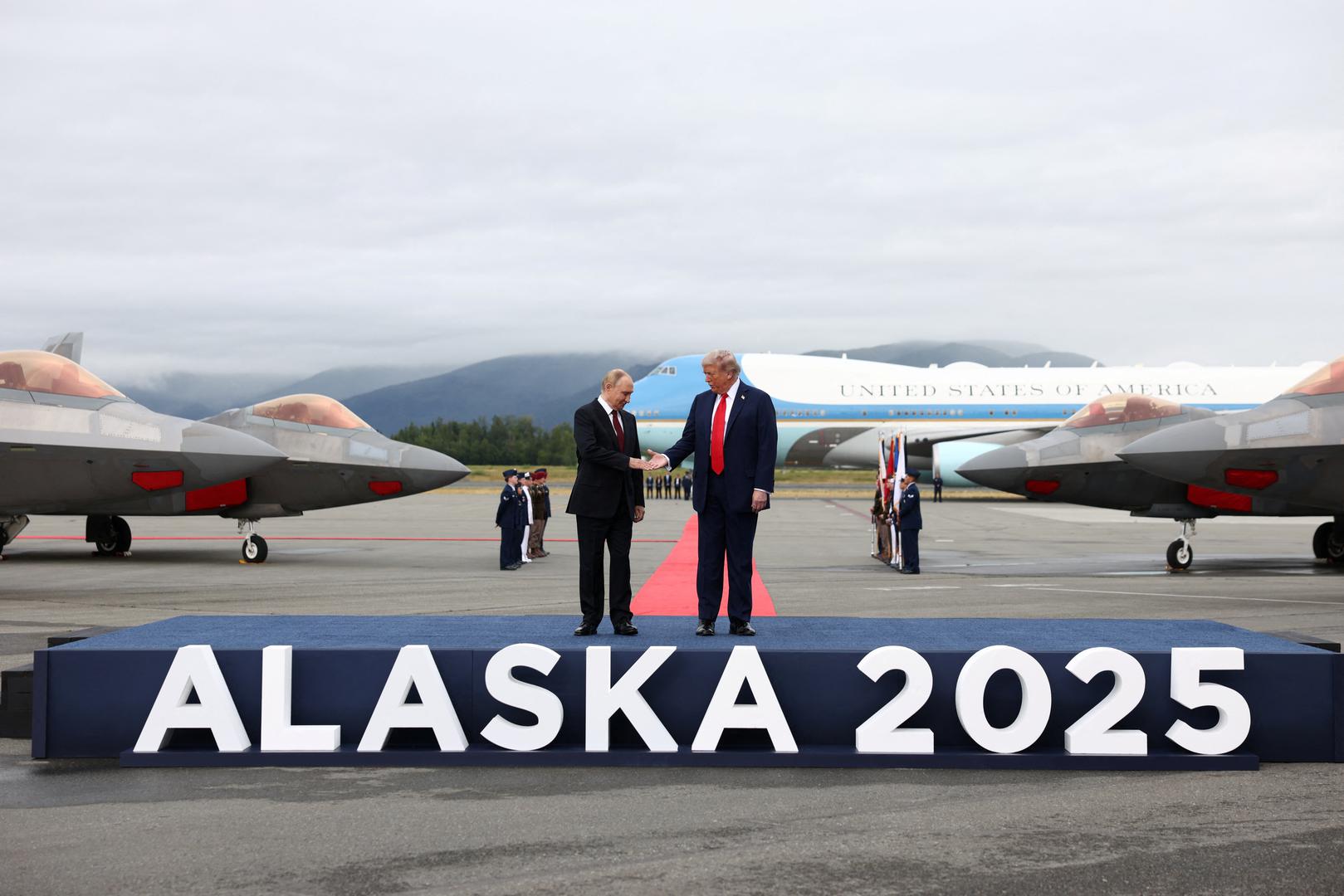Američki zrakoplovi F-22 bili su postavljeni s obje strane crvenog tepiha.