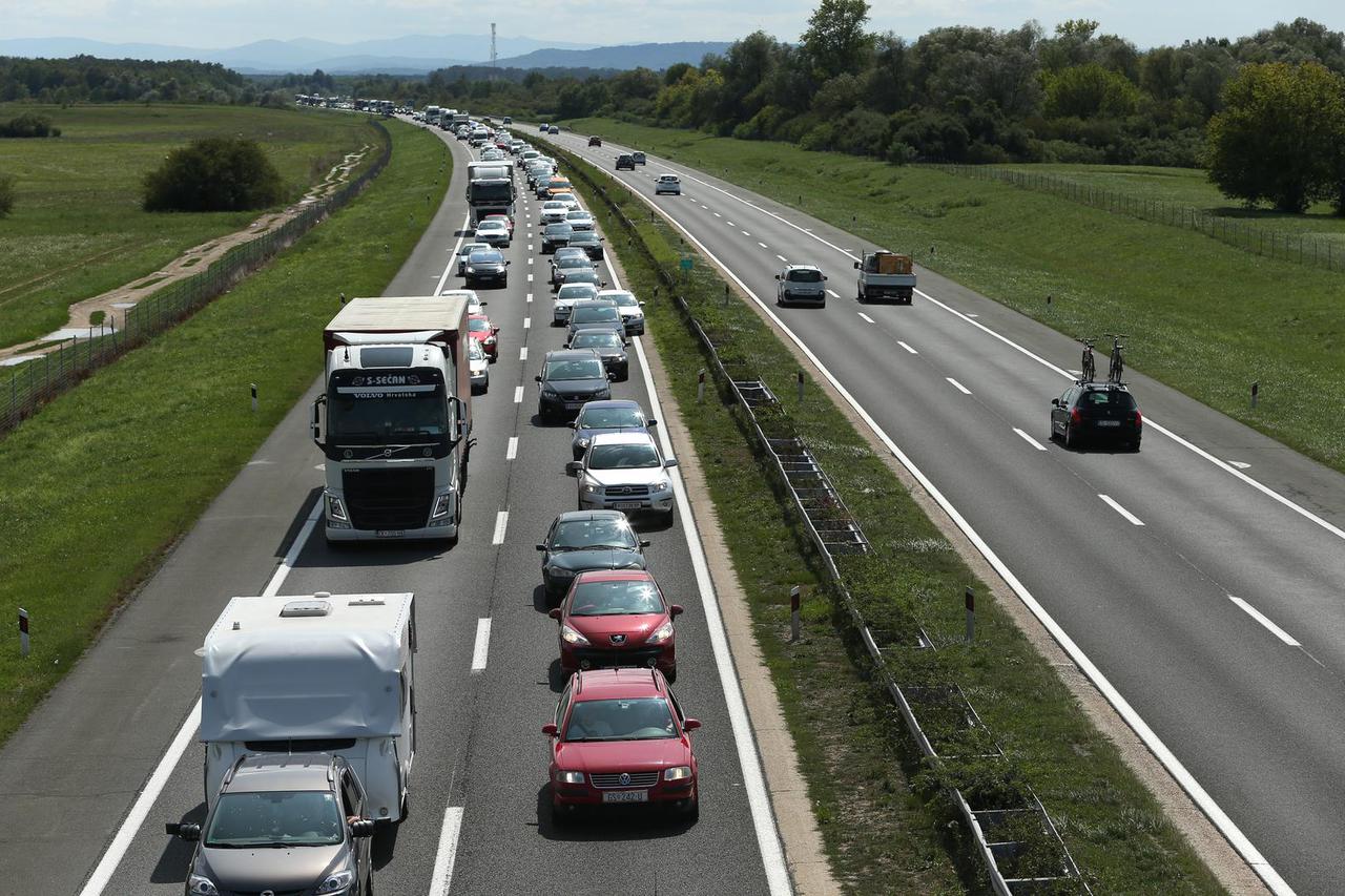 Kod ?vora Jastrebarsko na A1 u potpunosti izgorio osobni automobil