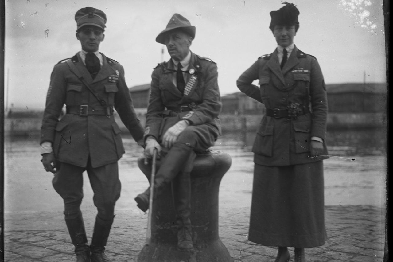 Gabriele D’Annunzio (u sredini) s narednicom groficom Margheritom Incisom Cameranom i njezinim suprugom, zapovjednikom posebne postrojbe La Disperata Enijem Rossijem Passavantijem u riječkoj luci