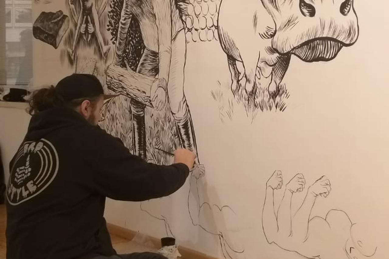 Umjetnik Miron Milić u procesu slikanja murala na zidu Moderne galerije