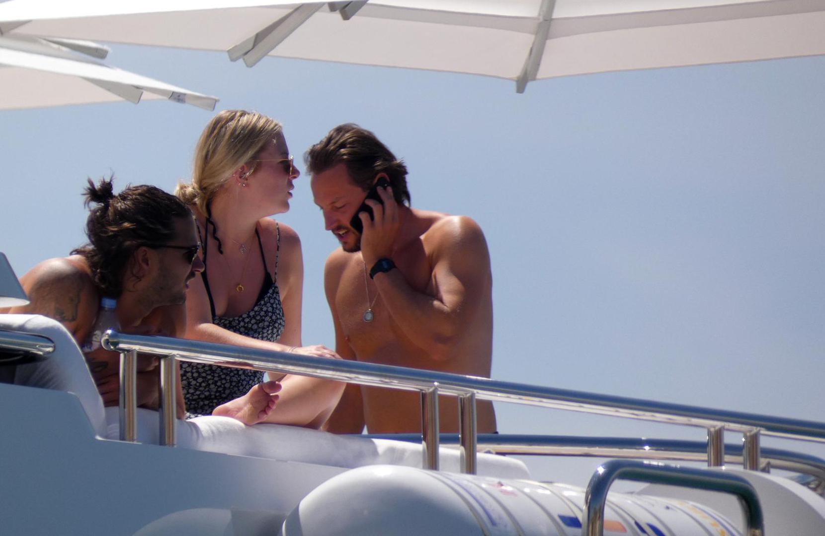 Naime, ovaj par snimljen je u Splitu 2020. godine. Tada je Rod Stewart s obitelji boravio na jahti na Jadranu, a fotoreporteri snimili su i njegovog sina s djevojkom kako uživaju u sunčanju i druženju. 