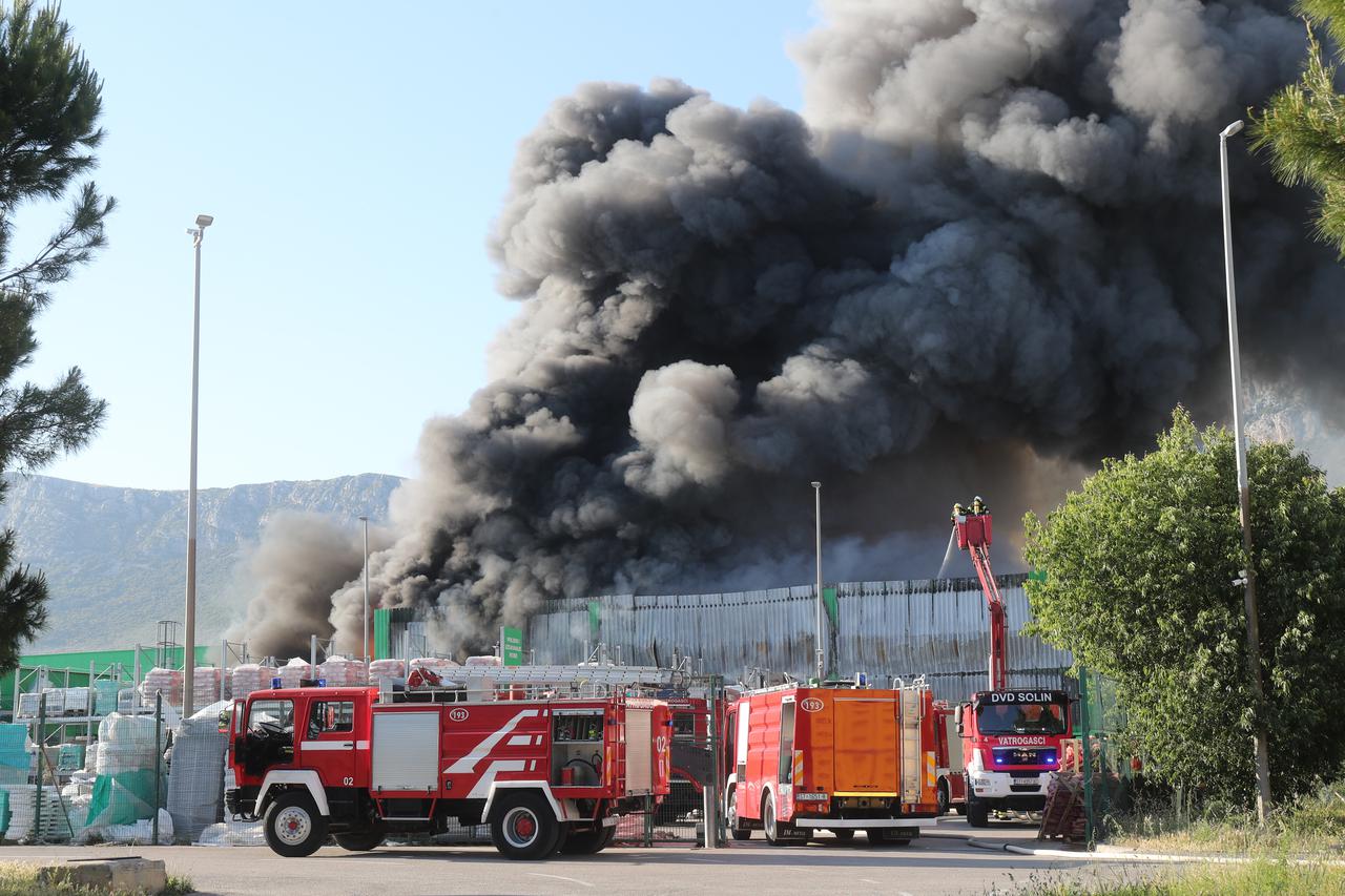 Crni dim nad Kaštelima: Buknuo veliki požar u skladištu Pevexa