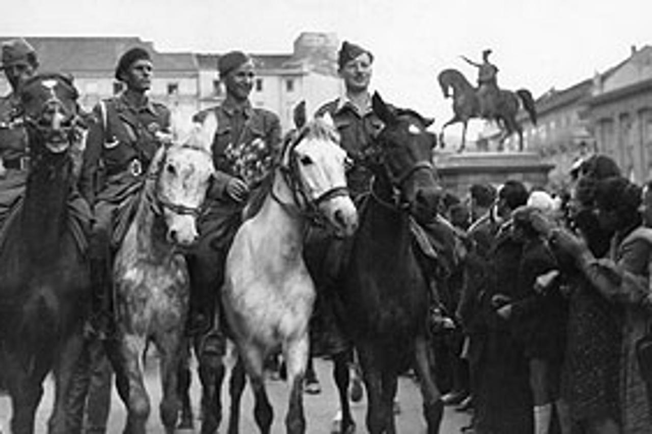 Prizor s parade partizanske vojske nakon ulaska u Zagreb