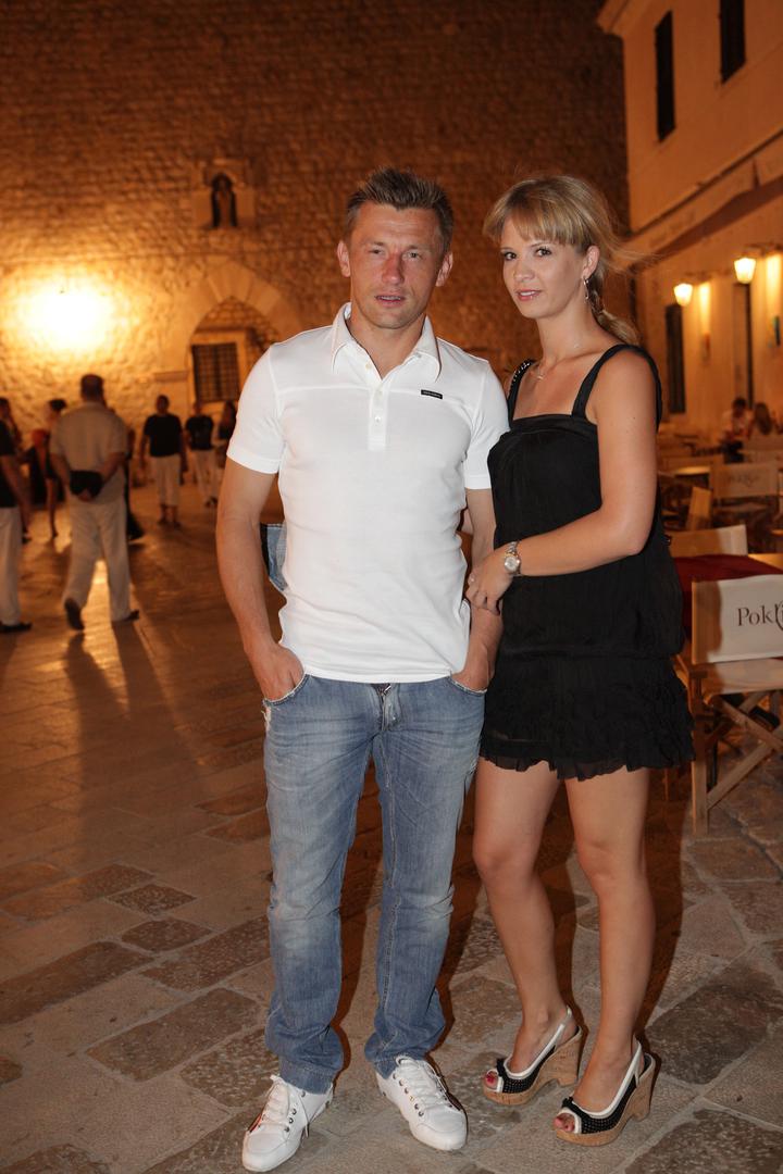 "Na početku smo bili samo prijatelji, ali potom me ipak osvojio, i to ponajprije svojom dobrotom. Bio je neiskvaren, dobar i povučen", ispričala je Natalie svojedobno za Story. Njegova skromnost, koja je djelomično proizlazila i iz slabijeg poznavanja njemačkog jezika, bila je potpuna suprotnost onome što se očekuje od nogometne zvijezde u usponu.