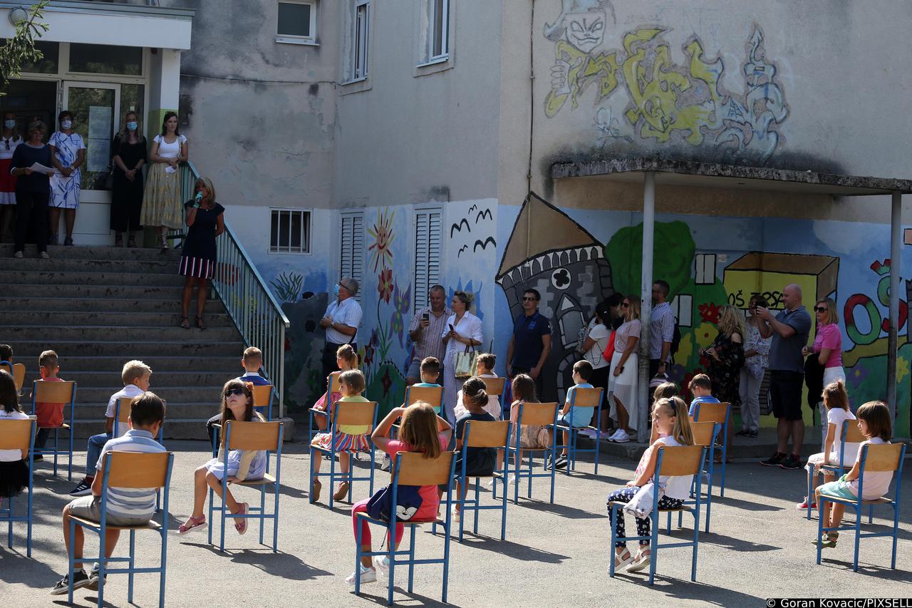 Rijeka: Prvi dan škole prvašića Osnovne škole Trsat