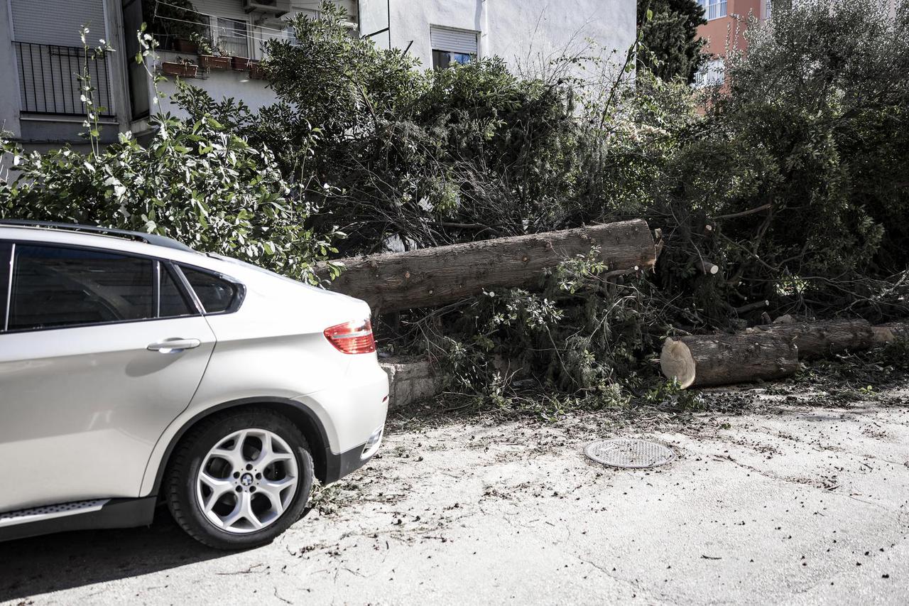 Više automobila u Splitu oštećeno je tijekom sinoćnje snažne bure