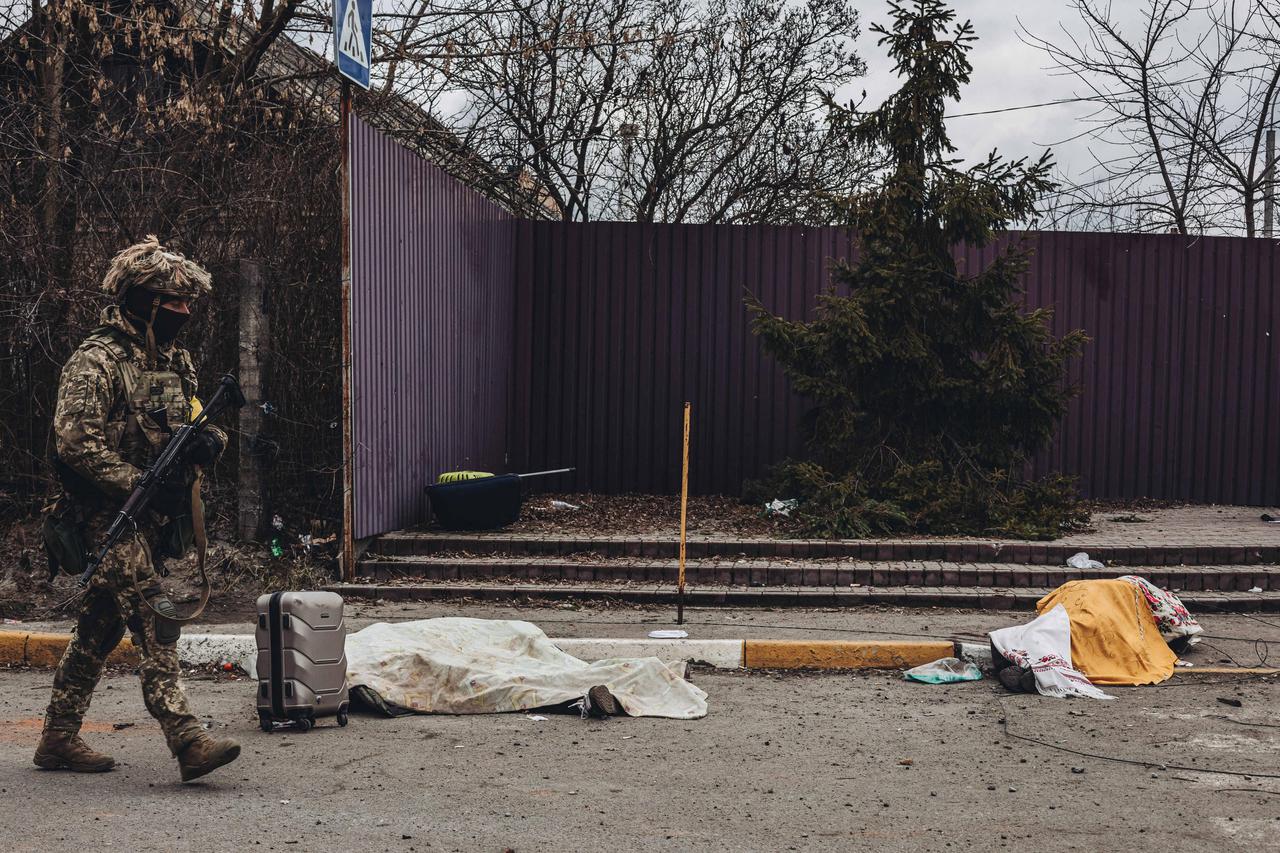 Family lies dead after Russian army shelling at Irpin evacuation point