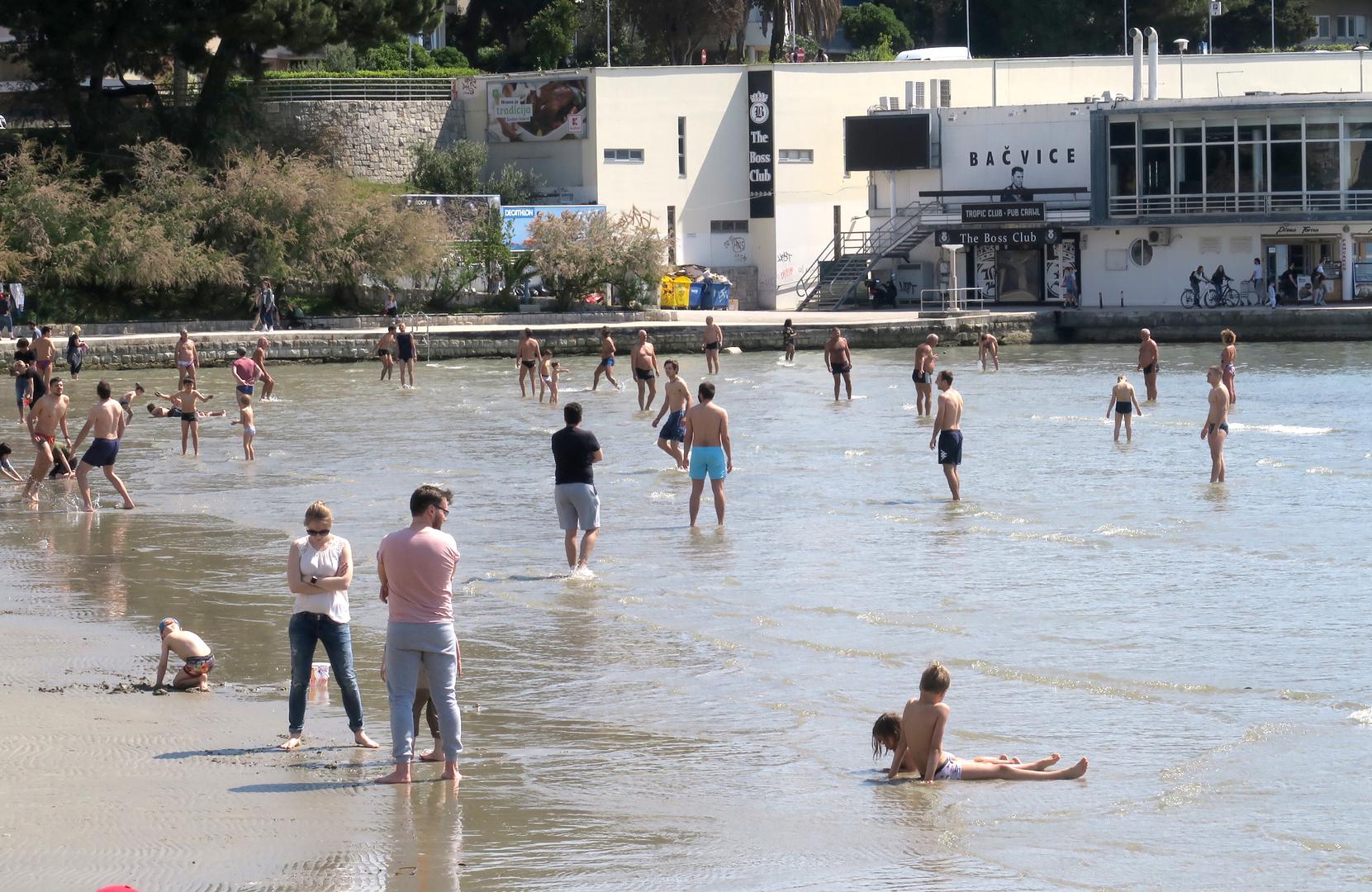 U produljenom vikendu, Splićani i mnogi gosti koji su u posjetu "dioklecijanovom" gradu, odlučili su provesti sunčanu subotu na omiljenoj splitskoj plaži Bačvice. 