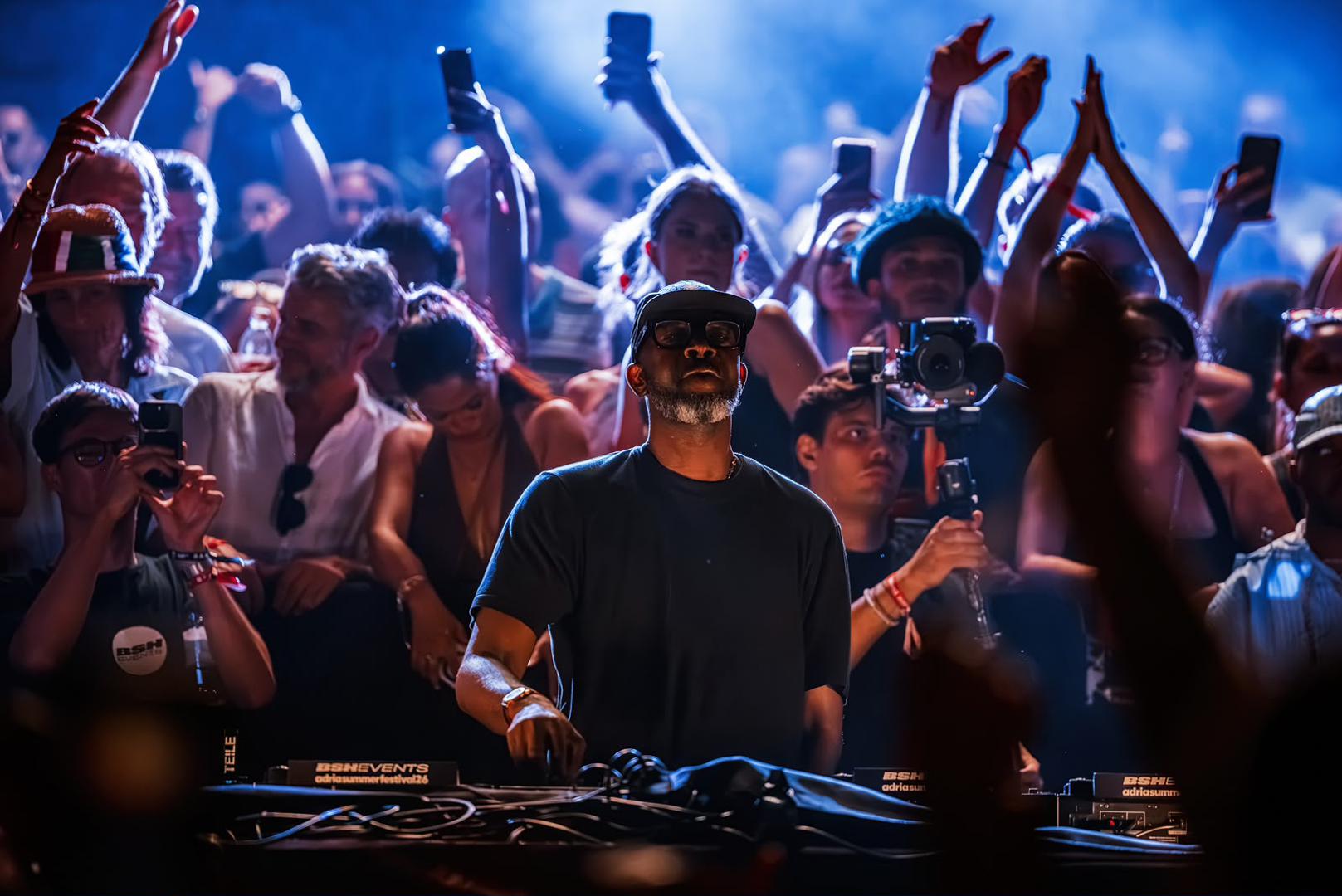 Grammyjem nagrađeni Black Coffee još je jednom pokazao zašto pripada samom vrhu svjetske elektroničke scene. Njegov prepoznatljivi afro-house zvuk, besprijekorna selekcija i atmosfera koju je stvorio među tisućama ljudi pretvorili su Arenu u jedno veliko plesno srce Mediterana. Publika je od prvih taktova do posljednje pjesme ostala na nogama, a ovacije koje su pratile završetak nastupa najbolje govore koliko je ova večer bila posebna