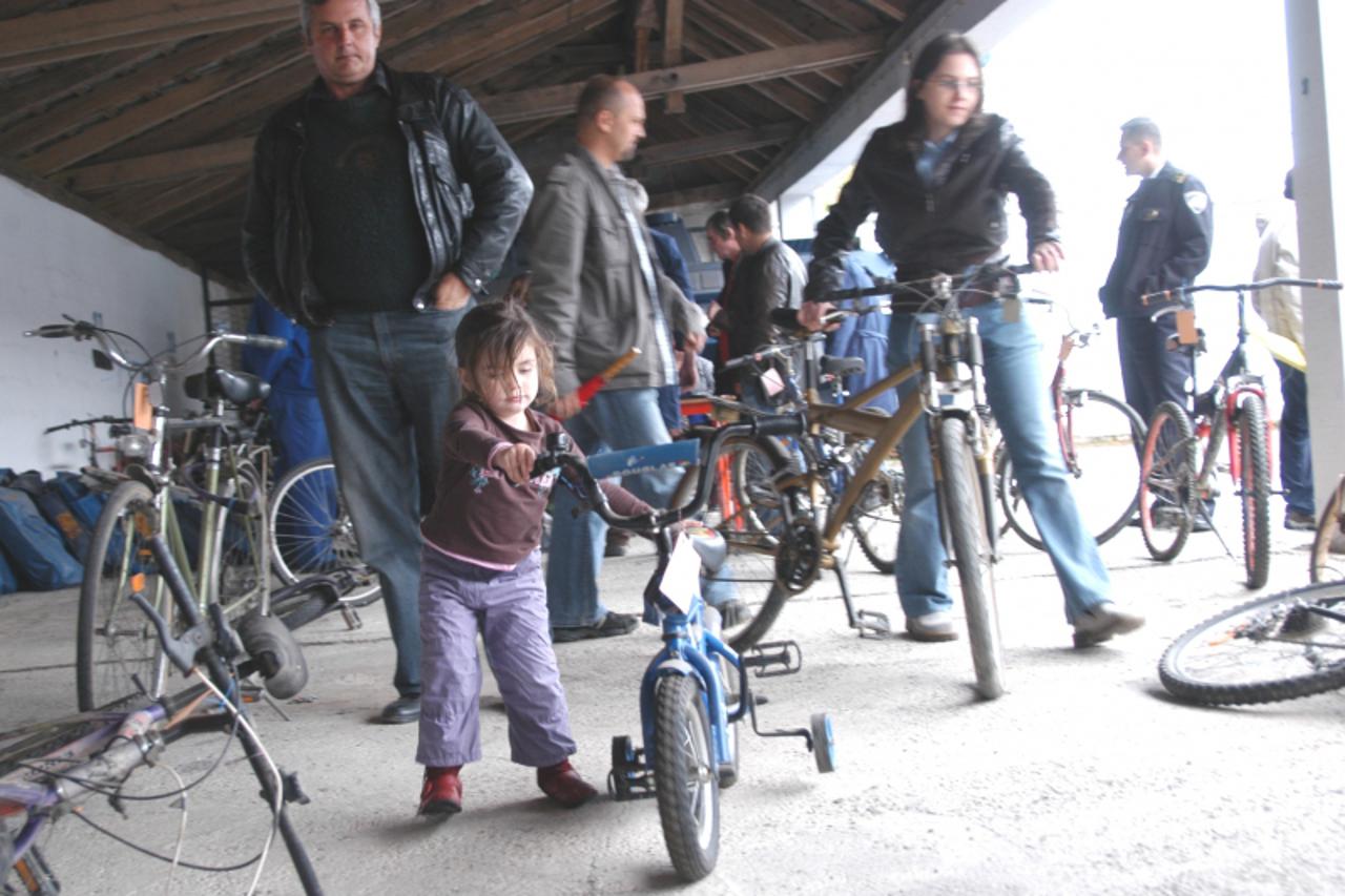 '22.04.2010., Bjelovar - Policijska uprava bjelovarsko-bilogorska u svom dvoristu organizirala javnu drazbu ukradenih bicikala ciji vlasnici nisu pronadjeni, a koja je stvorila veliku jagmu Bjelovarca