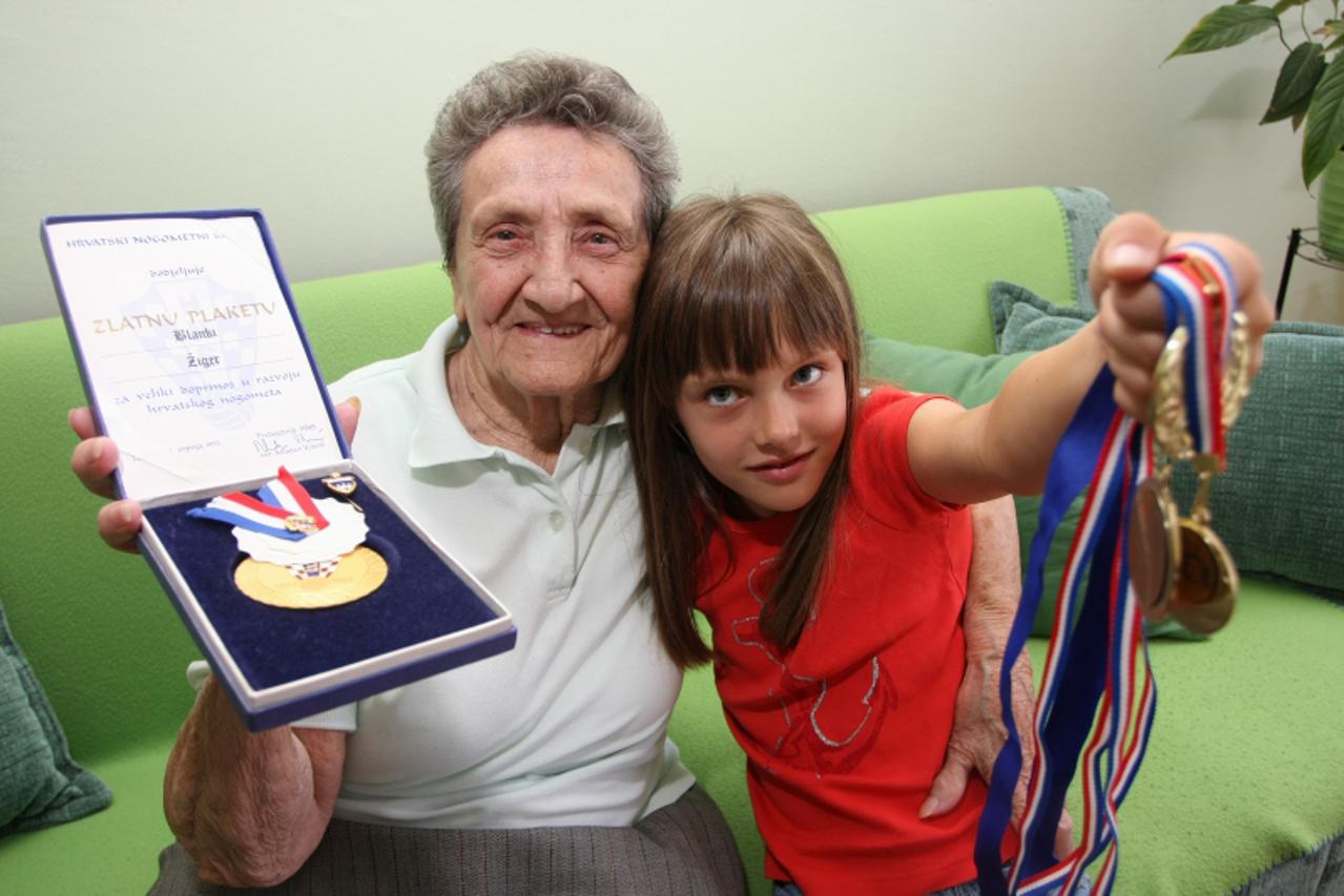 '22.07.2011.,Zagreb - Susret mlade  nogometasice, Franke Vidovic (7), koja je prvakinja u vrtickom nogometu u Zagrebu sa najstarijom zagrebackom nogometasicom Blankom Ziger(89). Photo: Goran Jakus/PIX