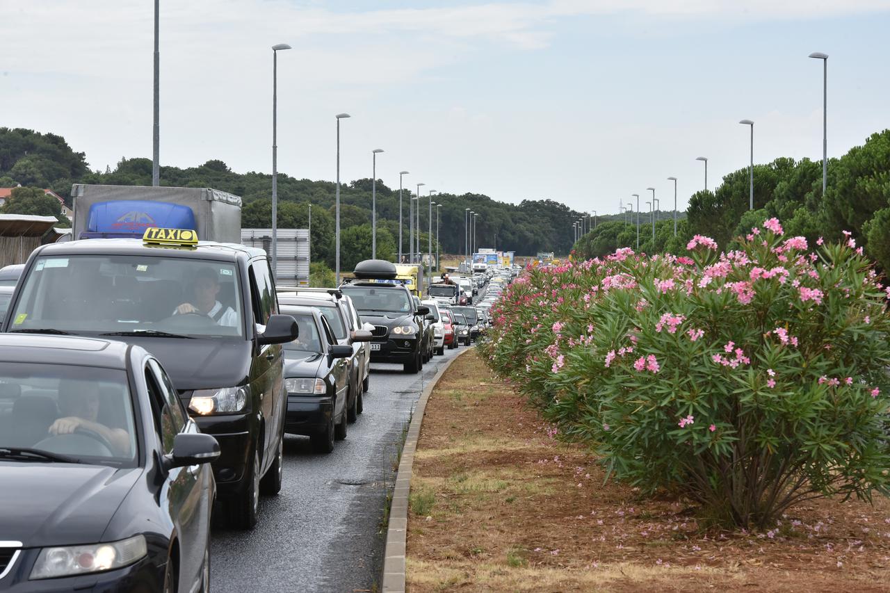 01.08.2016., Pula - Zbog ruznog vremena uz povremenu kisu stvorile su se velike guzve na gradskim prometnicama i ulazima u grad, narocito je bila velika guzva na ulazu u grad s istarskog ipsilona dok se po gradu polako kretalo u kolonama. Zbog skliskog ko