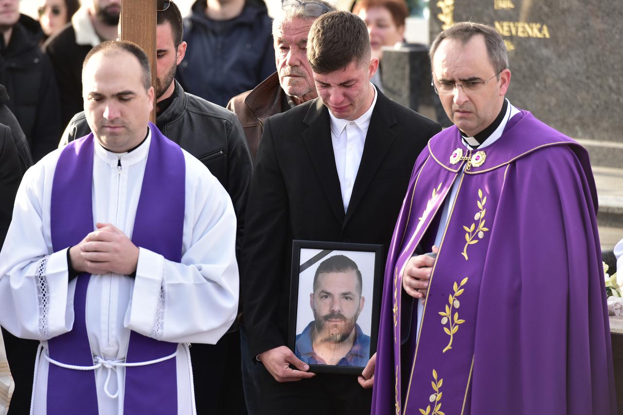 Zadar: Posljednji ispraćaj preminulog zadarskog pjevača Davida Ricova