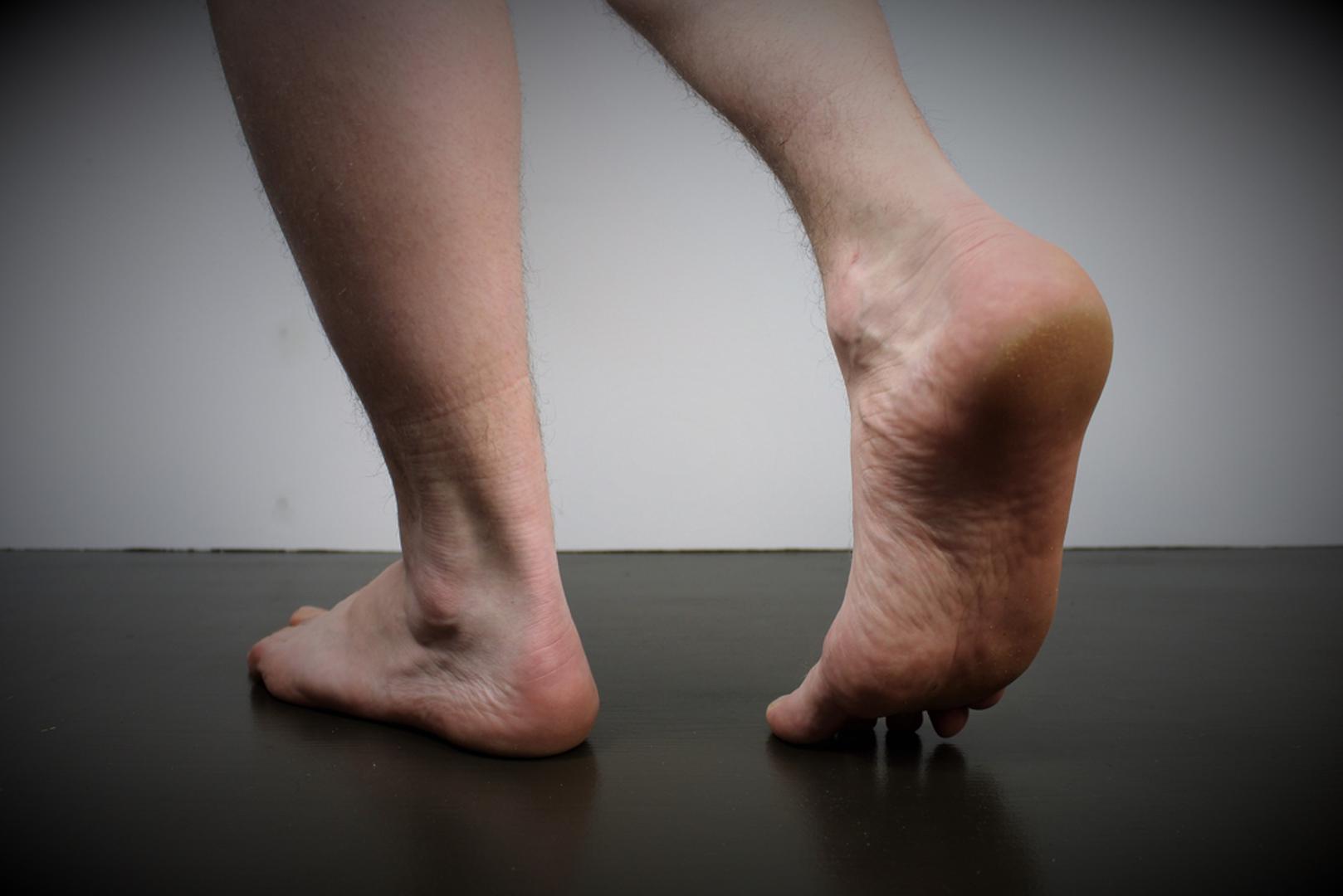 Oticanje nogu, stopala i gležnjeva – Ako primijetite naglo oticanje spomenutih dijelova tijela, možda imate srčani udar.