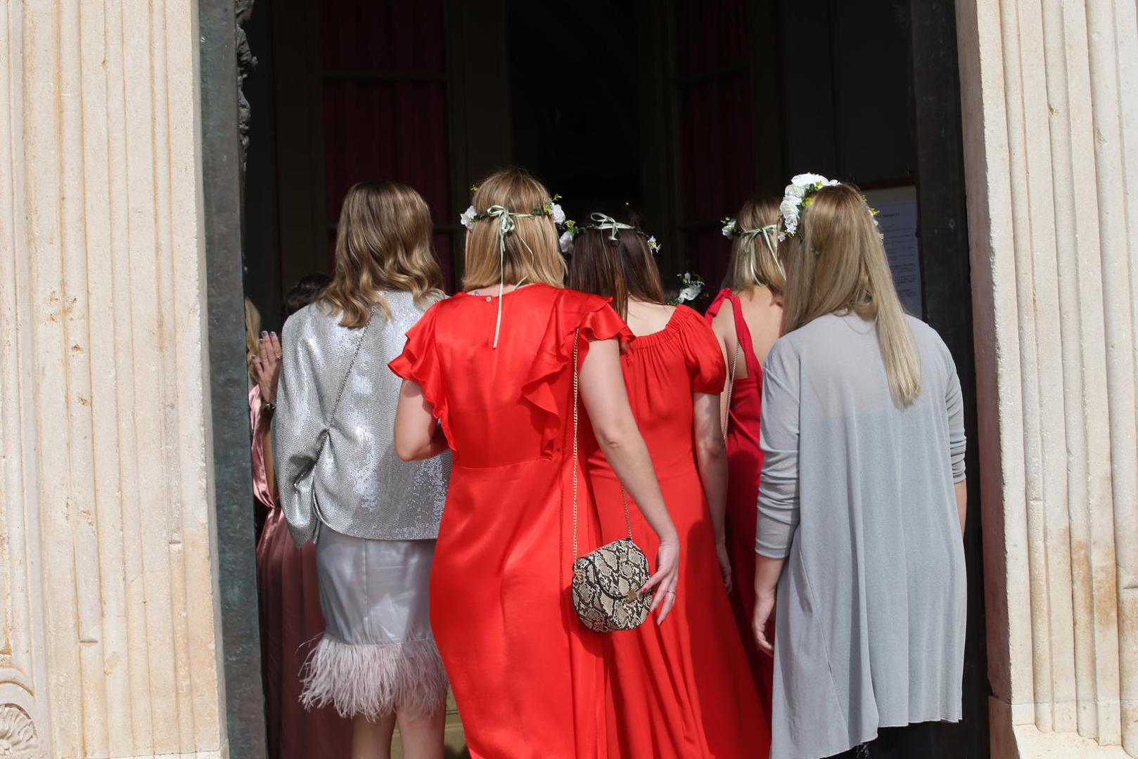 Bruna i Vedran u vezi su od srednjoškolskih dana i dugo su se skrivali od javnosti. Za njihovu ljubav doznalo se tijekom faksa, a Bruna je studirala medicinu dok je Vedran studirao ekonomiju. Ljubav su potvrdile fotke sa studentskog putovanja u Grčku na kojima su izmjenjivali poljupce.