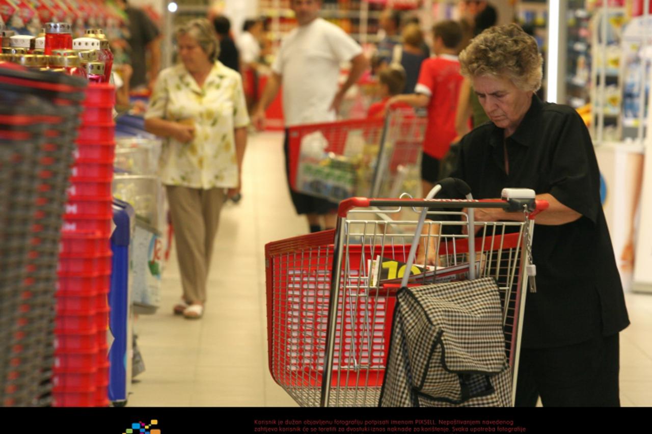 '03.09.2009., Dankovecka 95, Zagreb - Cijene tisucu najprodavanijih artikala u svih 670 Konzumovih trgovina u Hrvatskoj, neovisno o njihovoj velicini, trajno su nize u prosjeku 15 posto.  Photo: Zarko