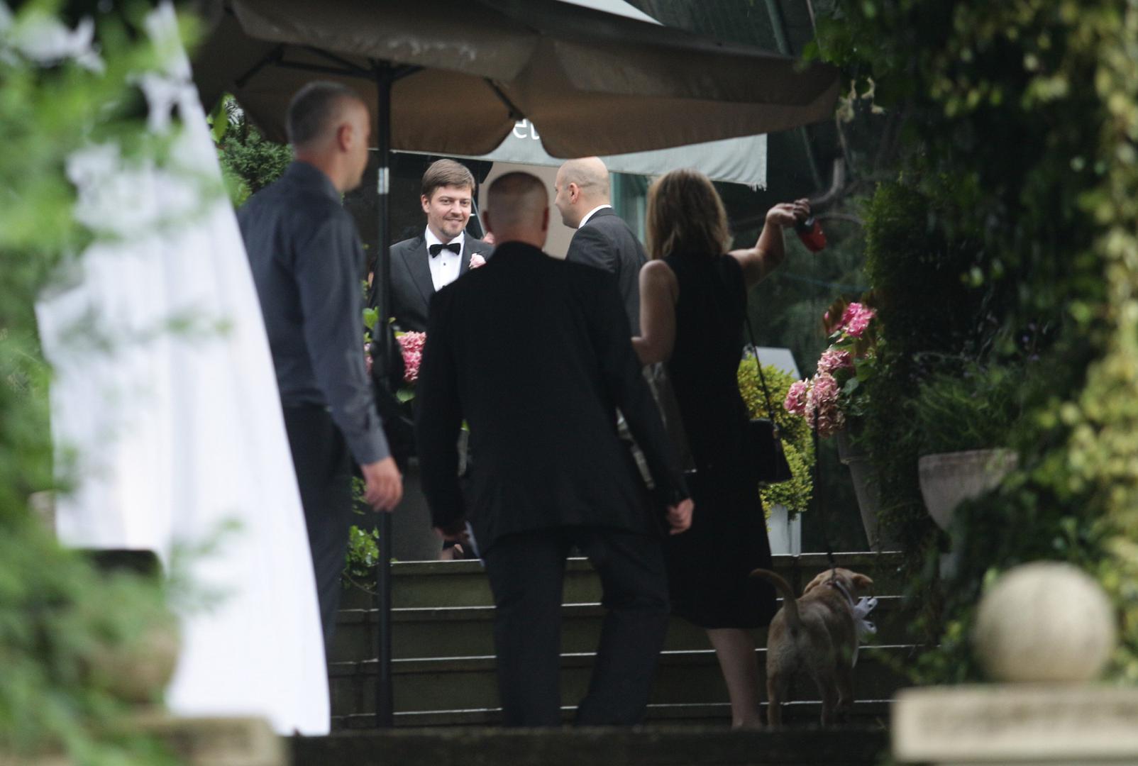 Nakon što su prepoznali da su stvoreni jedno za drugo, par nije dugo čekao s velikim odlukama. Amar je svoju odabranicu zaprosio na njezin 26. rođendan, a vjenčali su se nakon godinu i pol dana veze. Svoje sudbonosno "da" izgovorili su na, za mnoge praznovjerne, pomalo riskantan datum - petak, 13. lipnja 2014. godine.