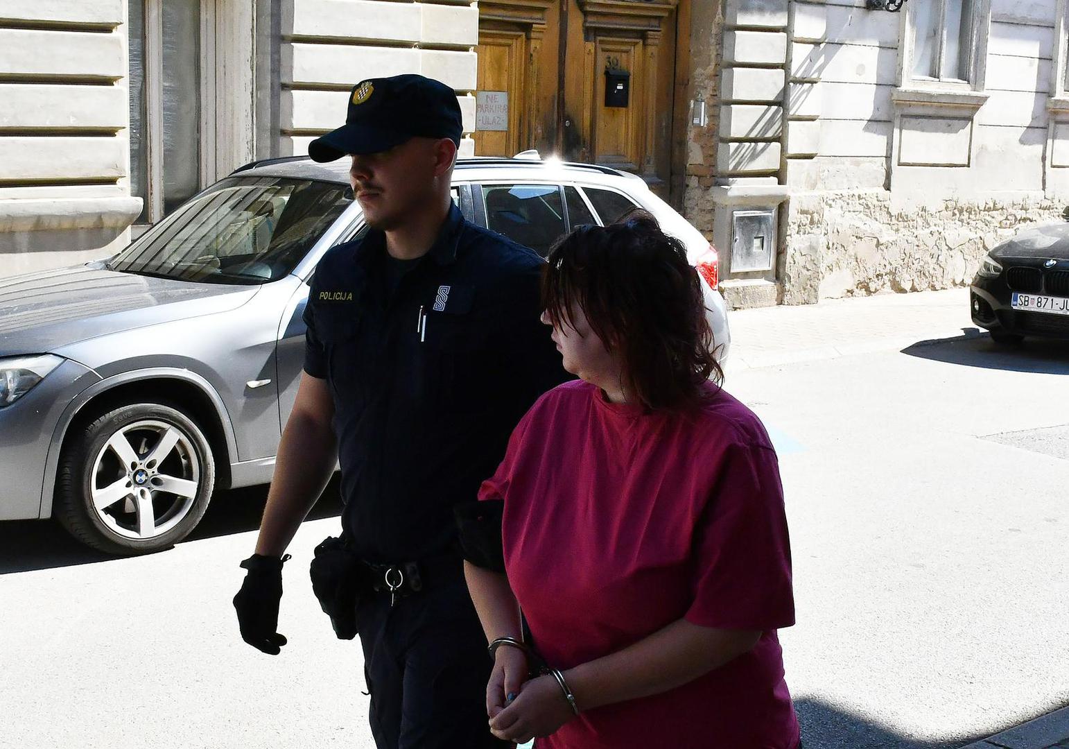 Policija je u prvoj informaciji o slučaju izvijestila da je u petak u 23,16 sati zaprimila dojavu o tijelu 71-godišnjaka u kući na području Slavonskog Broda te da je na mjestu događaja uhićena osoba povezana sa slučajem.