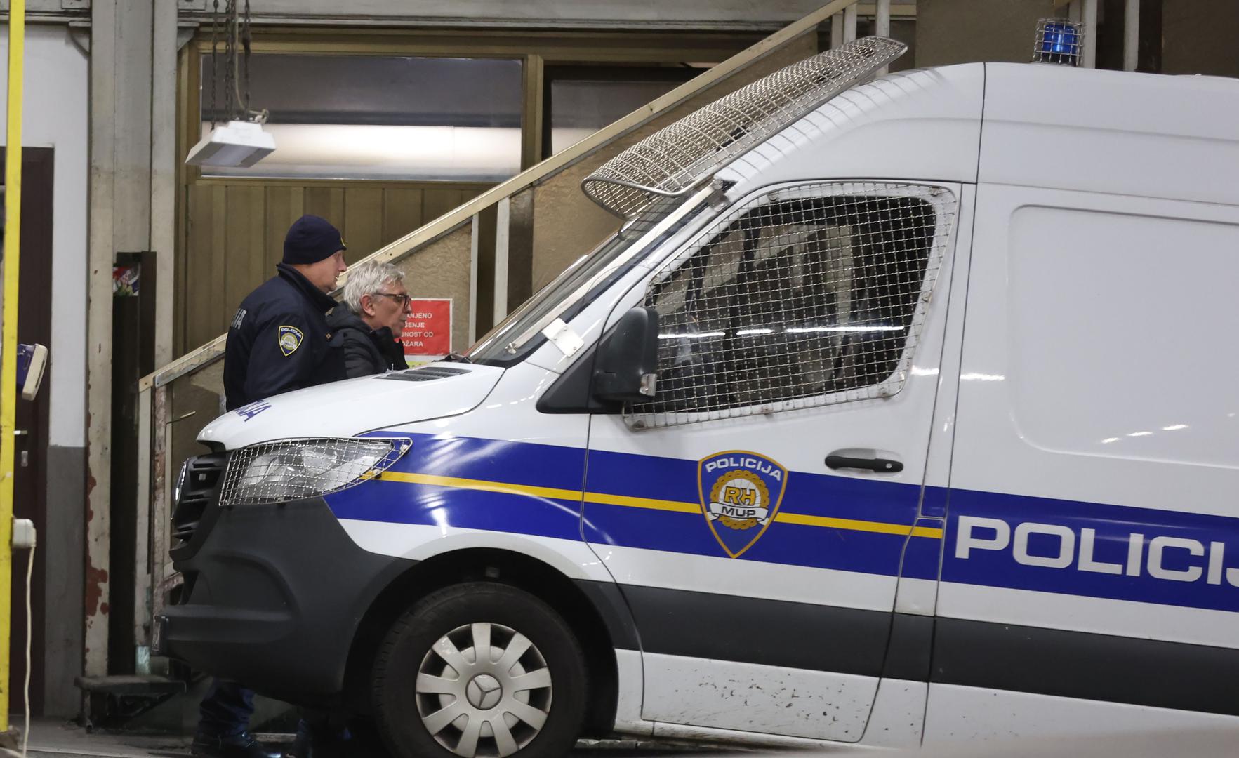 Također se ispituju i navodi o višemilijunskim putovanjima, procijenjenima na oko tri milijuna eura, kao i popis koji je navodno posjedovao Eror, a koji bi mogao biti ključan za daljnji tijek istrage. 