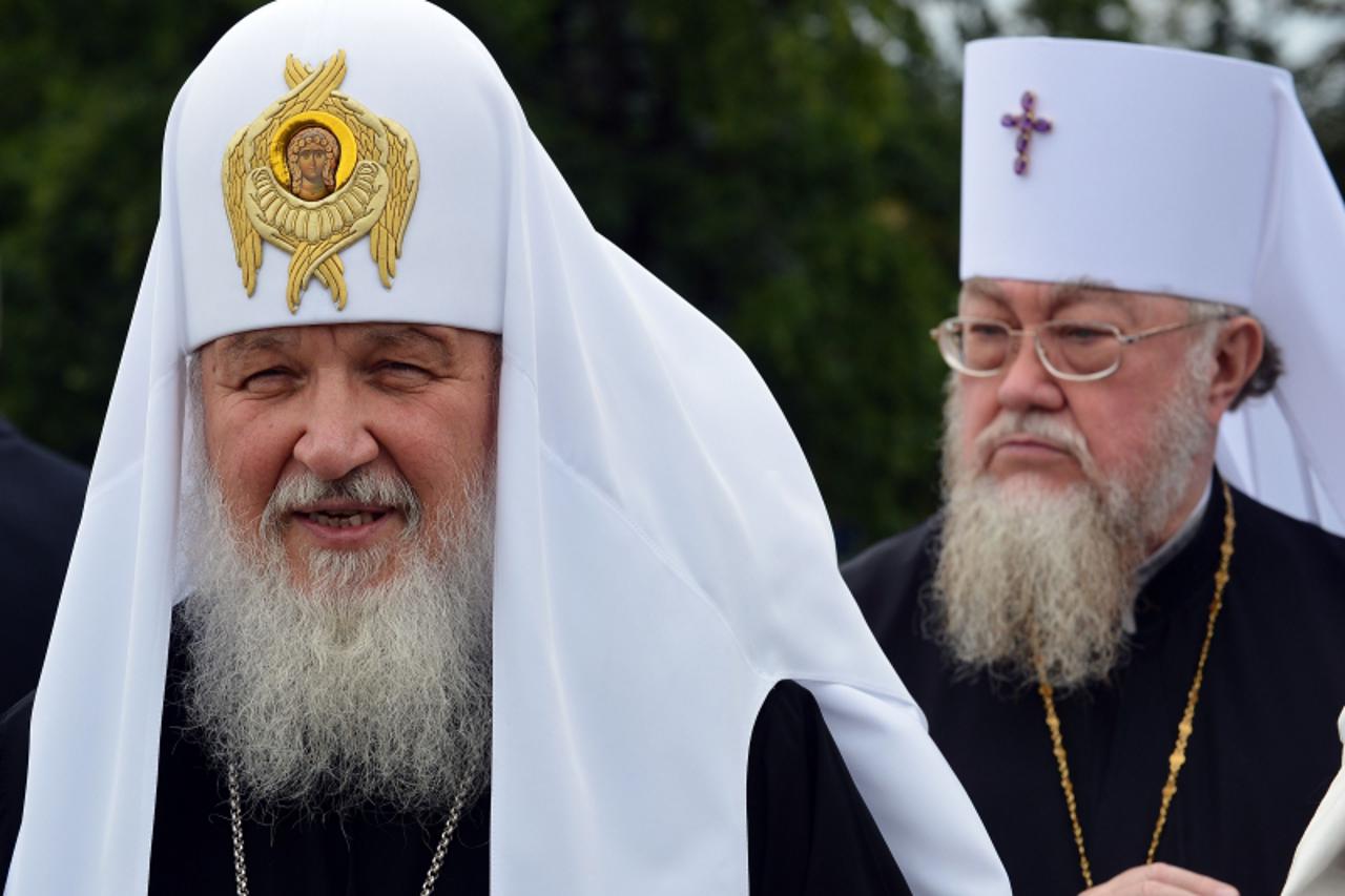 'Russian Orthodox Patriarch Kirill (L) and Patriarch of Poland, Sawa, (R) talk to the journalists on August 16 at the airport in Warsaw. Kirill pays a four-day official visit to Poland. /AFP PHOTO/JAN