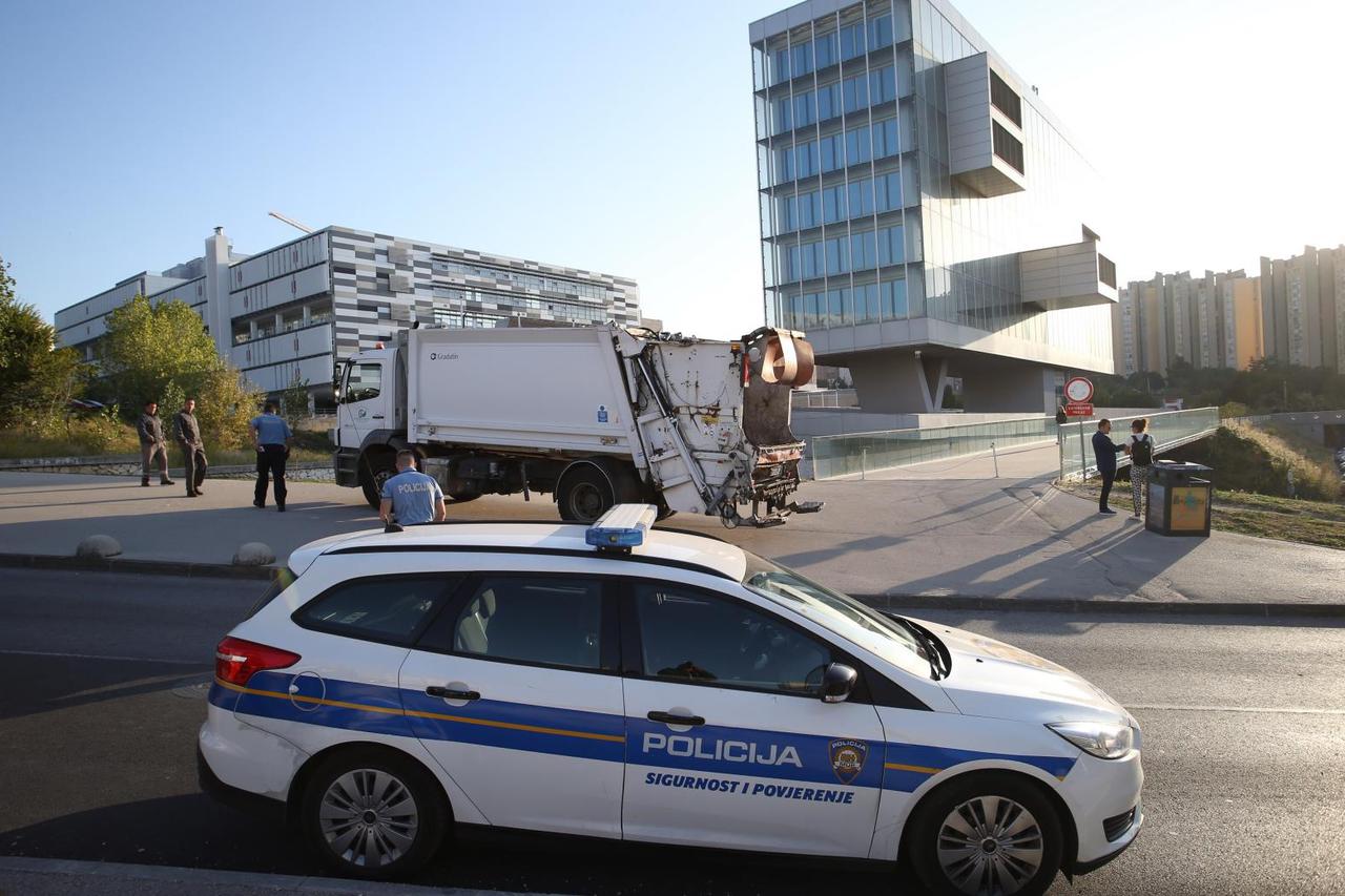 Vrgovčani dovezli smeće uoči Županijske sjednice u Splitu