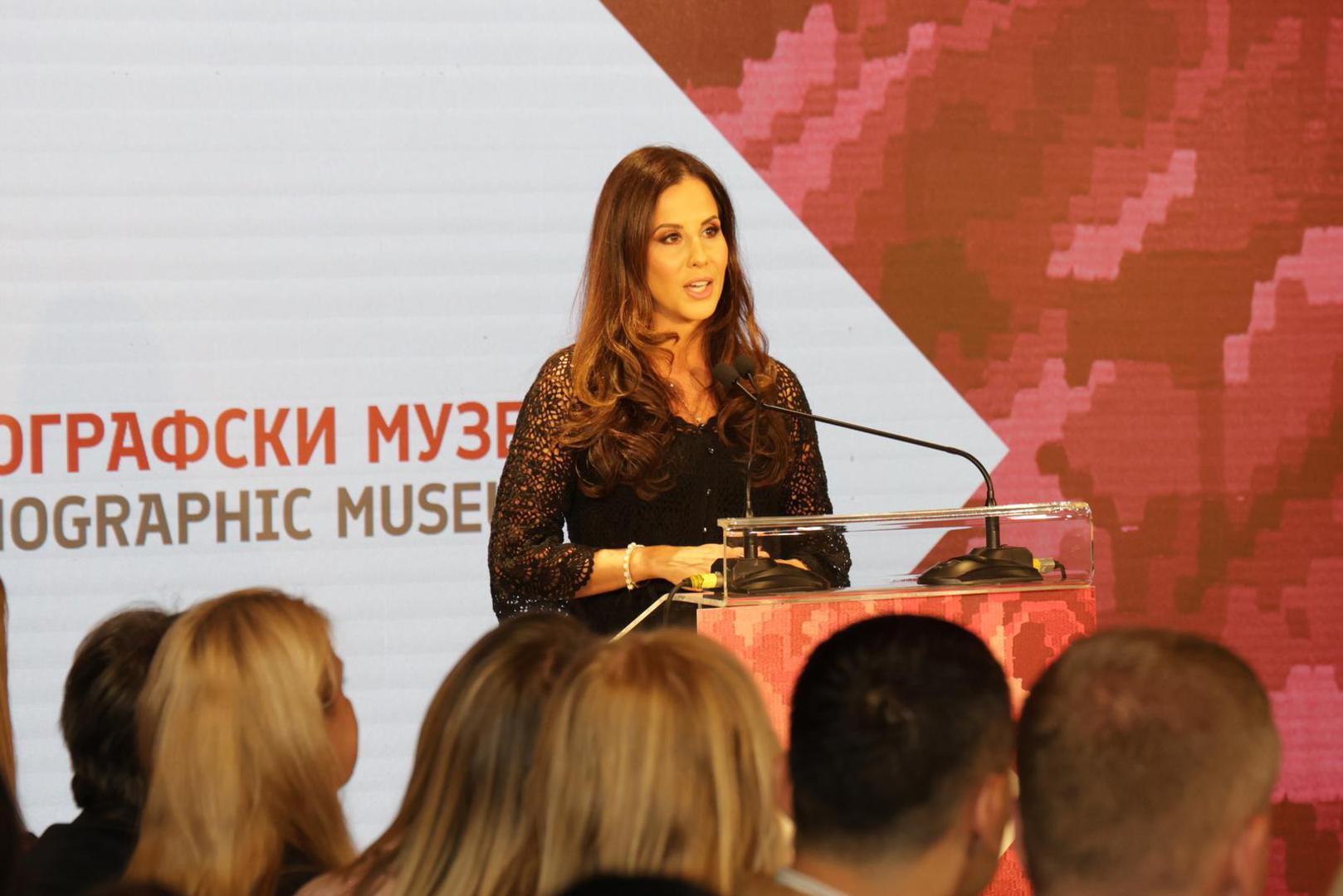 Kao pokroviteljica festivala, otvorila je njegovo jubilarno izdanje posvećeno promociji nematerijalnog kulturnog nasljeđa i očuvanju kulturnog identiteta. U svom govoru istaknula je važnost očuvanja tradicije i poručila da kulturno nasljeđe nije samo odnos prema prošlosti, već i pitanje budućnosti i identiteta.