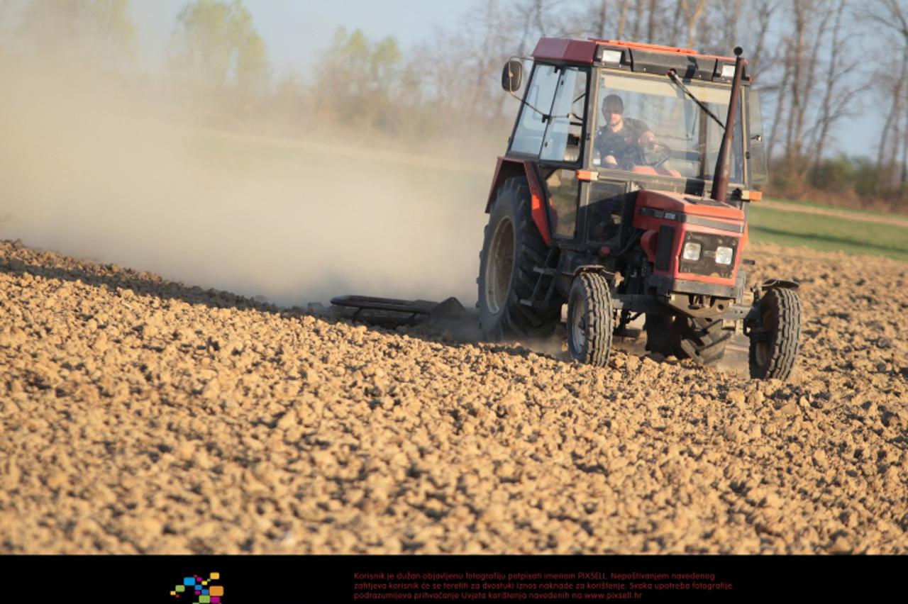 '28.03.2012., Koprivnica - Susa je iz dana u dan sve vidljivija na podravskim oranicama i stvara sve vise problema seljacima. Photo: Marijan Susenj/PIXSELL'