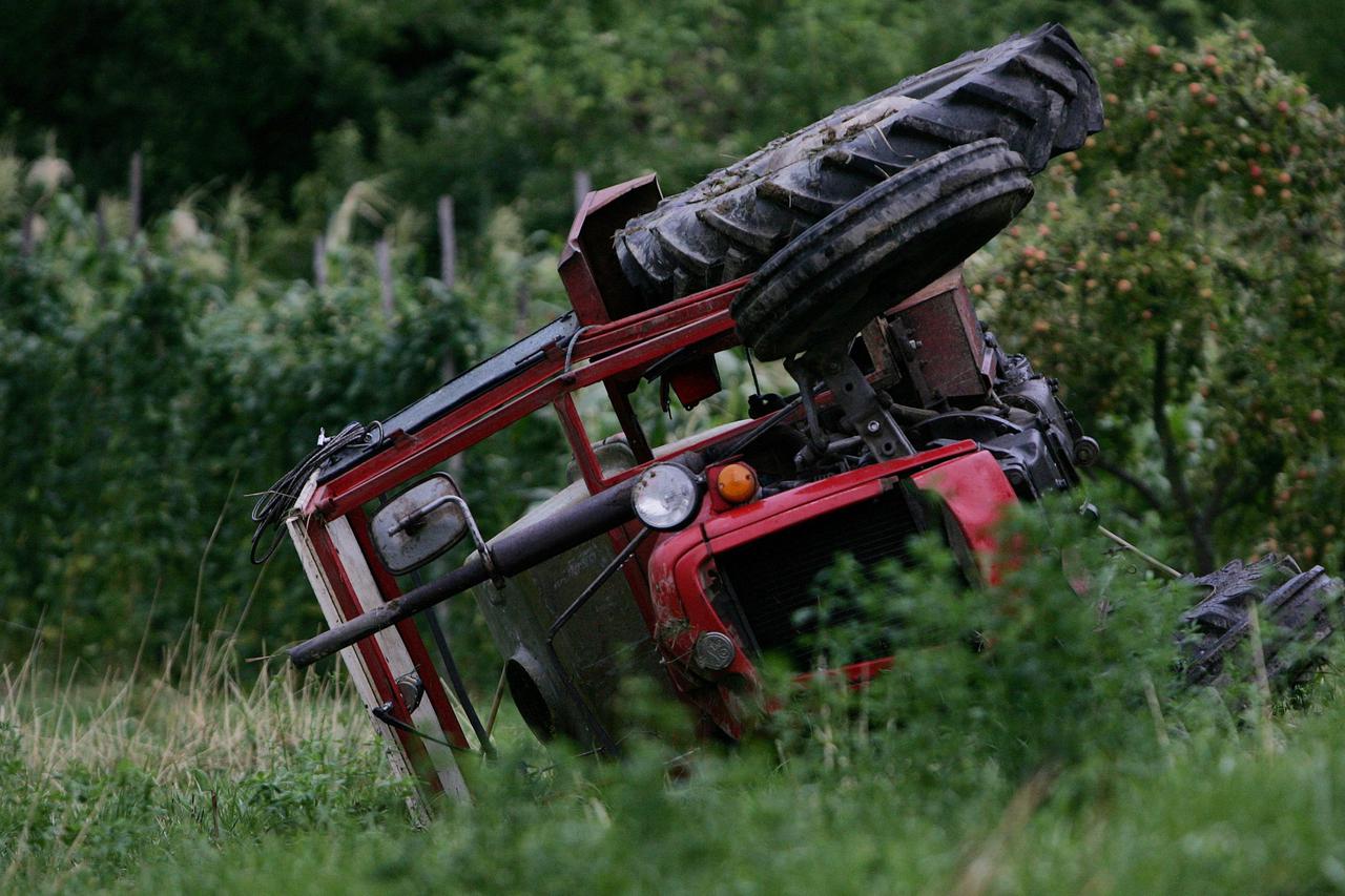 prevrnut traktor