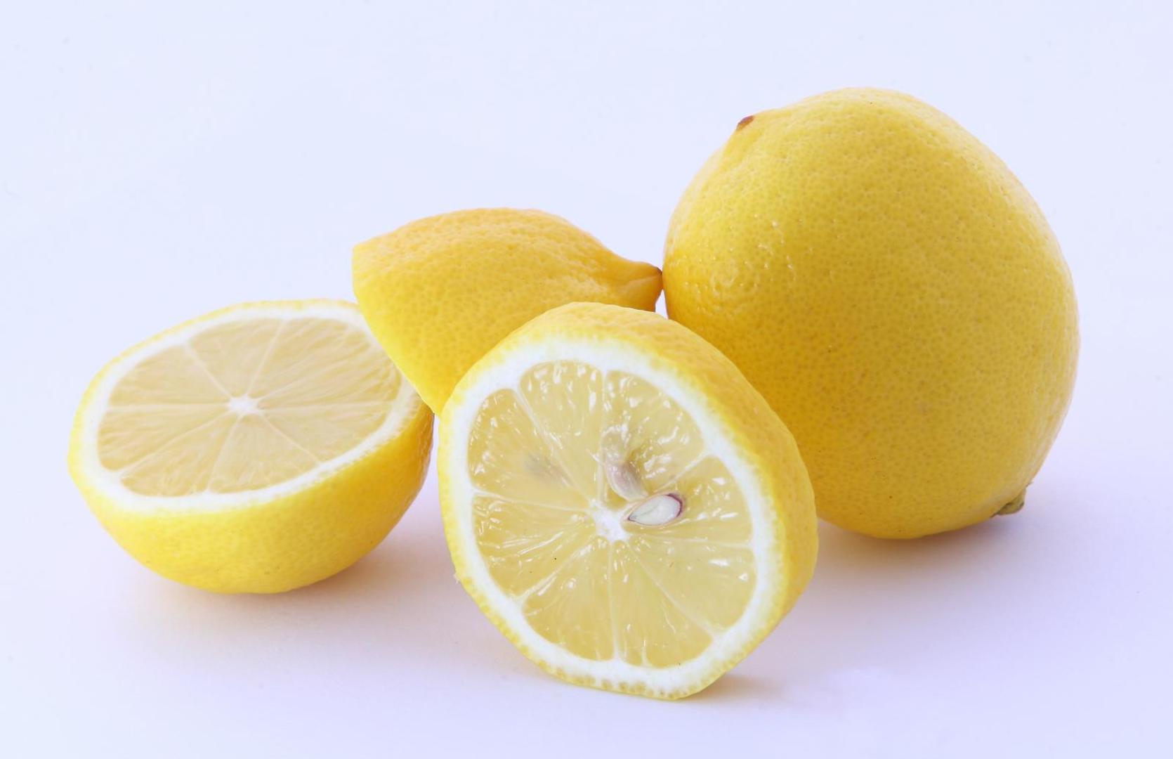 1. LIMUN -  Samo jedan limun osigurava više od 100 posto potrebnog dnevnog unosa vitamina C, što može pomoći u povećanju "dobre" razine HDL kolesterola i jačanju kostiju. Citrus flavonoidi koji se nalaze u limunima mogu pomoći u sprečavanju rasta stanica raka i djeluju kao protuupalni lijekovi.