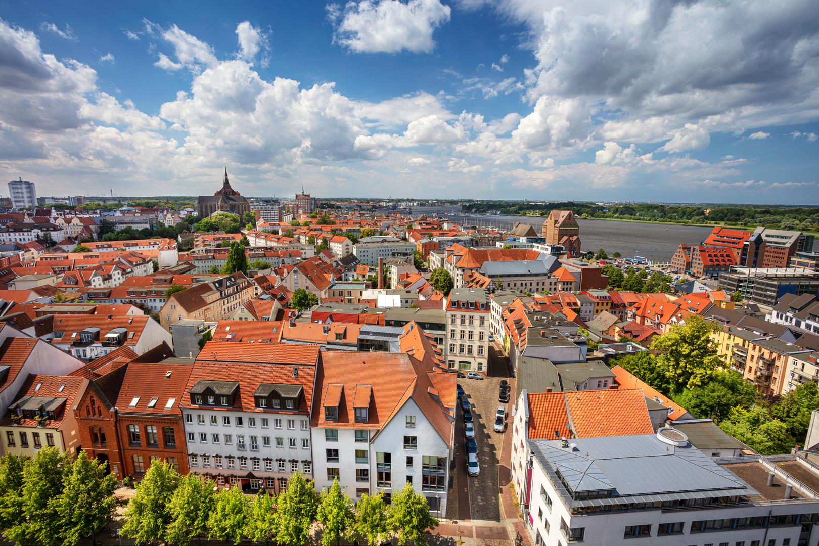 Rostock, Njemačka: Kroz Rostock na sjeveru Njemačke teče prekrasna rijeka Warnow. Grad, za koji je istraživanje pokazalo da je 94 posto ljudi zadovoljno životom u njemu, veliko je obrazovno središte, a najbolji primjer je Sveučilište Rostock, osnovano 1419. godine. Grad se može pohvaliti nevjerojatnim botaničkim vrtom. Osim toga, u njemačkom starom gradu nalazi se gotička crkva sv. Marije, koja sama ima astronomski sat iz 15. stoljeća. Rostock ima mnogo popločanih ulica i raznih arhitektonskih stilova, uključujući gotiku i barok.