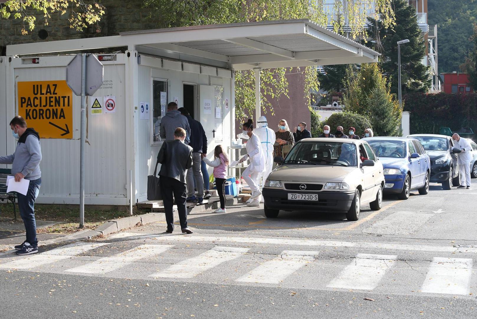 10.10.2020., Zagreb - Velike guzve ispred nastavnog zavoda za javno zdravstvo Andrija Stampar. Gradjani se testiraju na koronavirus. Photo: Marko Prpic/PIXSELL