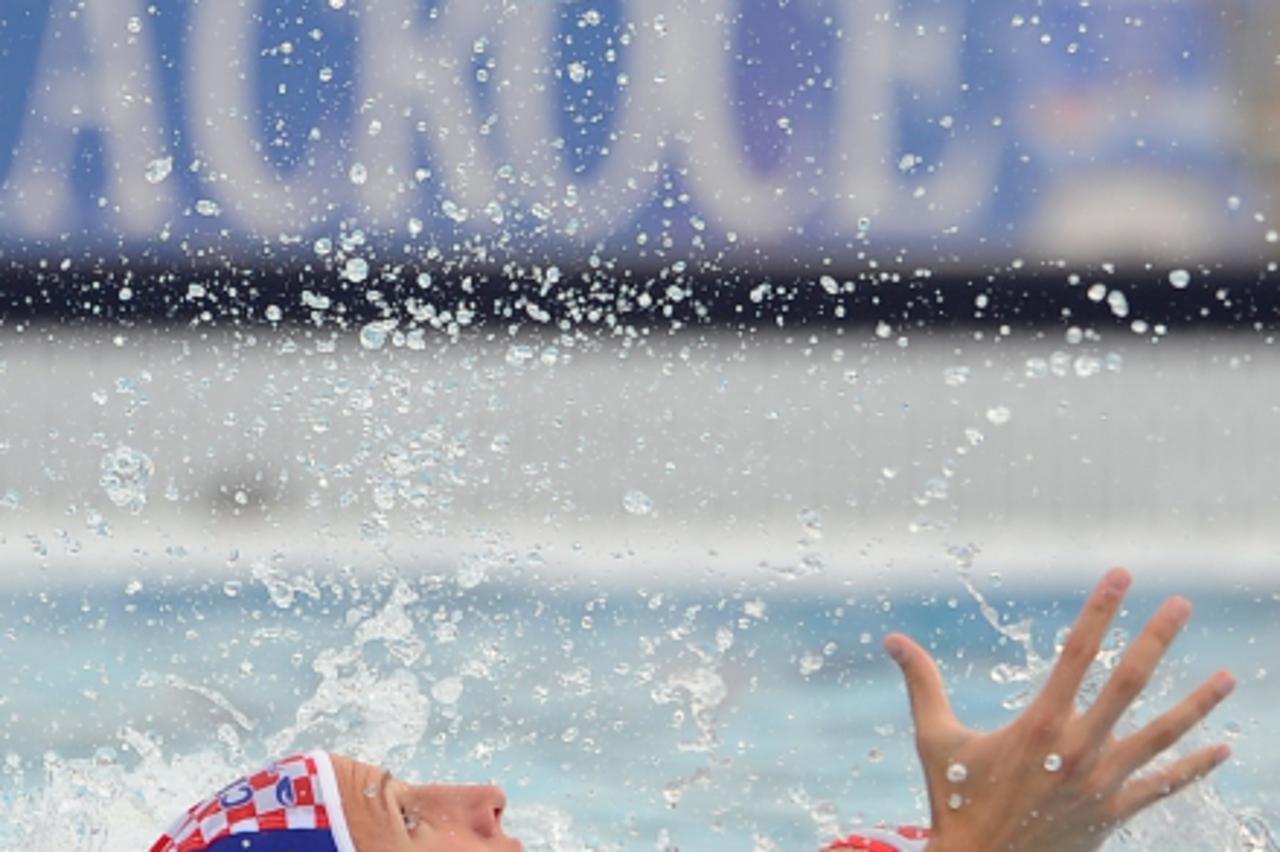 'Croatian Sndro Sukno (L) vies with Turkish player during a preliminary Water Polo match Croatia vs Turkey at the XVI Mediterranean Games in Pescara on July 02, 2009. AFP PHOTO / ALBERTO PIZZOLI'