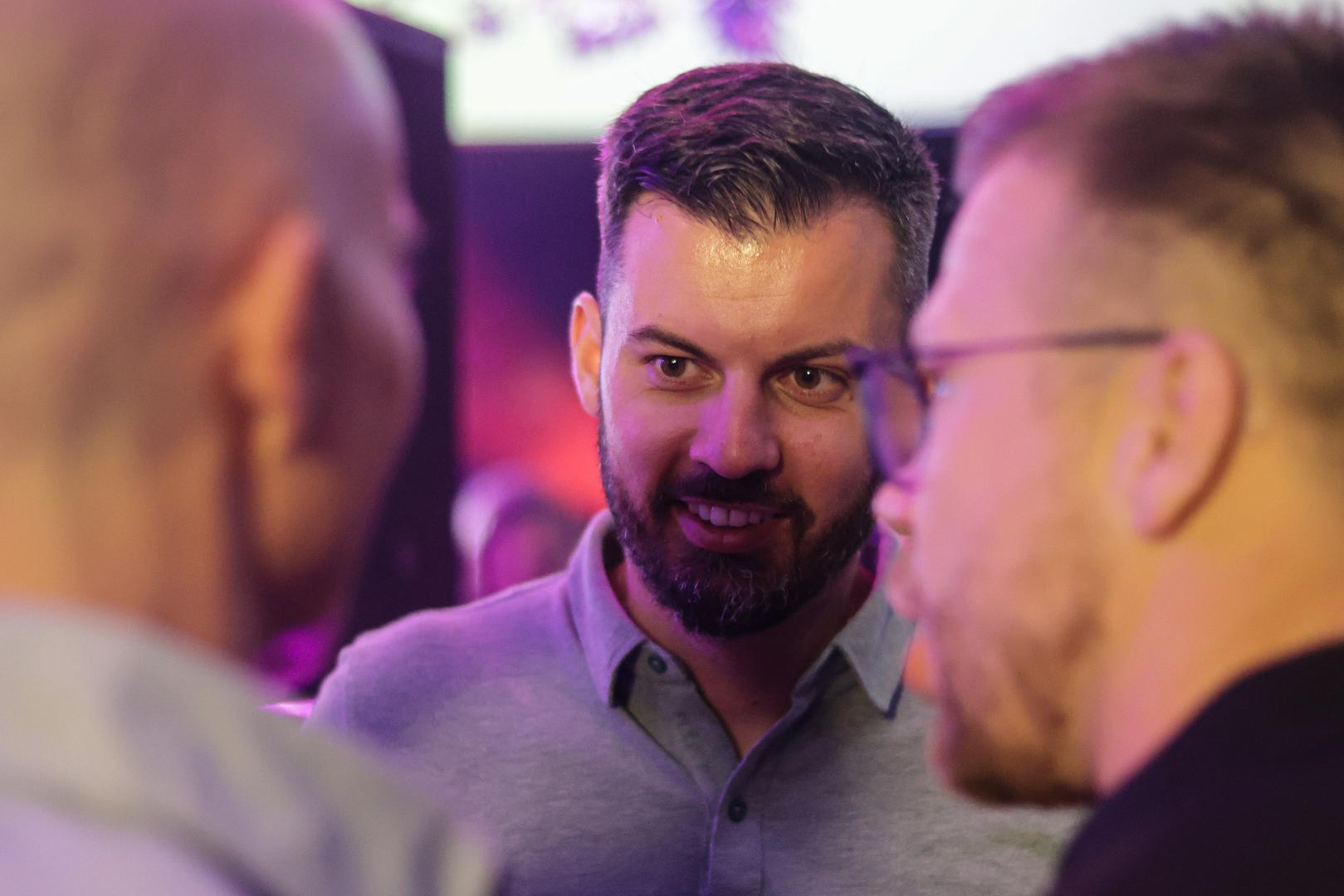 Iz Vernea tvrde da su neki ciljevi već službeno potvrđeni, uključujući isporuku verifikacijskih prototipova potpuno autonomnih električnih vozila, provedena testiranja i donošenje propisa potrebnih za autonomnu vožnju.


