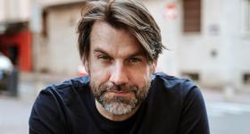 Svojim riječima rasplakao je i ohrabrio tisuće ljudi, a sada dolazi pred zagrebačku publiku